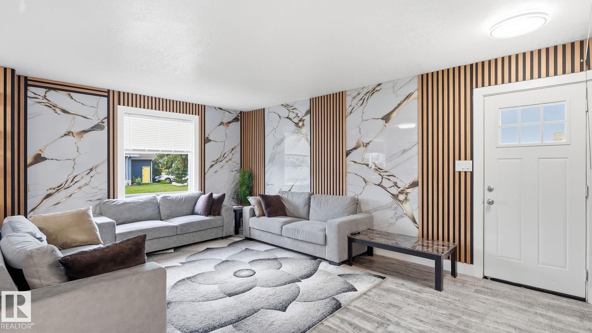 493 Kirkness Road Nw, Edmonton, AB - Indoor Photo Showing Living Room