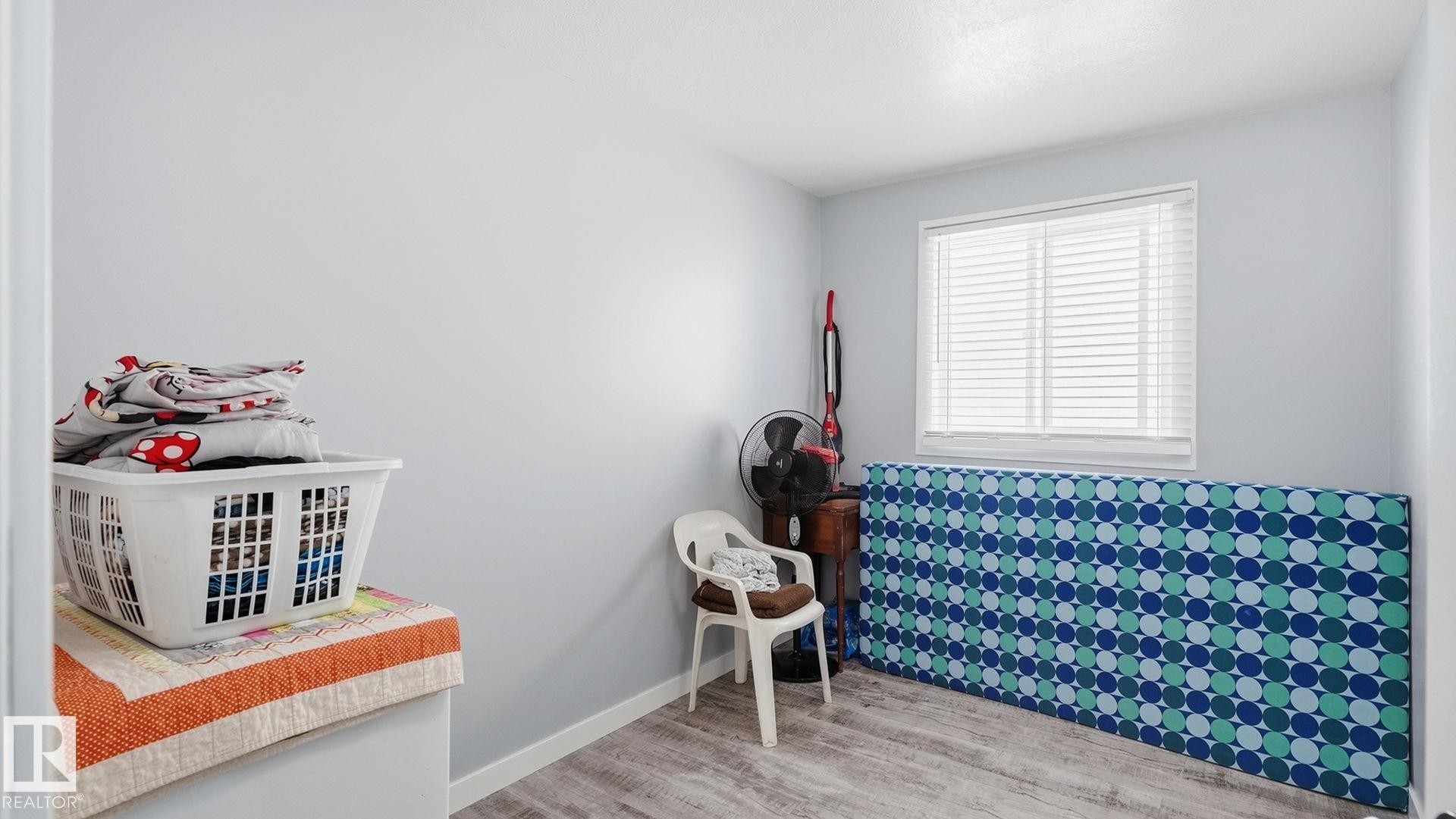 493 Kirkness Road Nw, Edmonton, AB - Indoor Photo Showing Bedroom