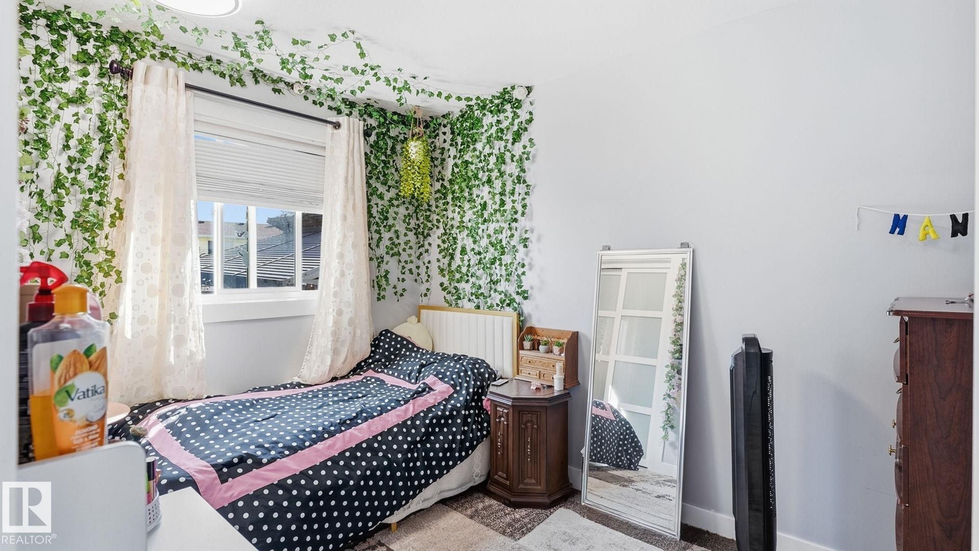 493 Kirkness Road Nw, Edmonton, AB - Indoor Photo Showing Bedroom