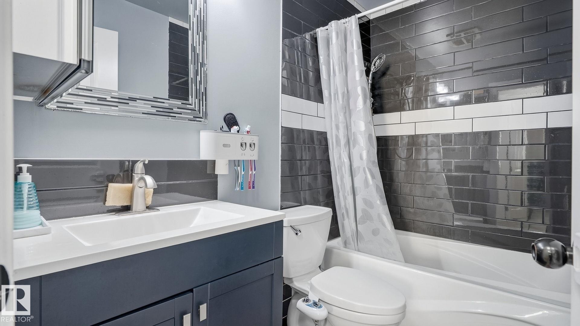 493 Kirkness Road Nw, Edmonton, AB - Indoor Photo Showing Bathroom