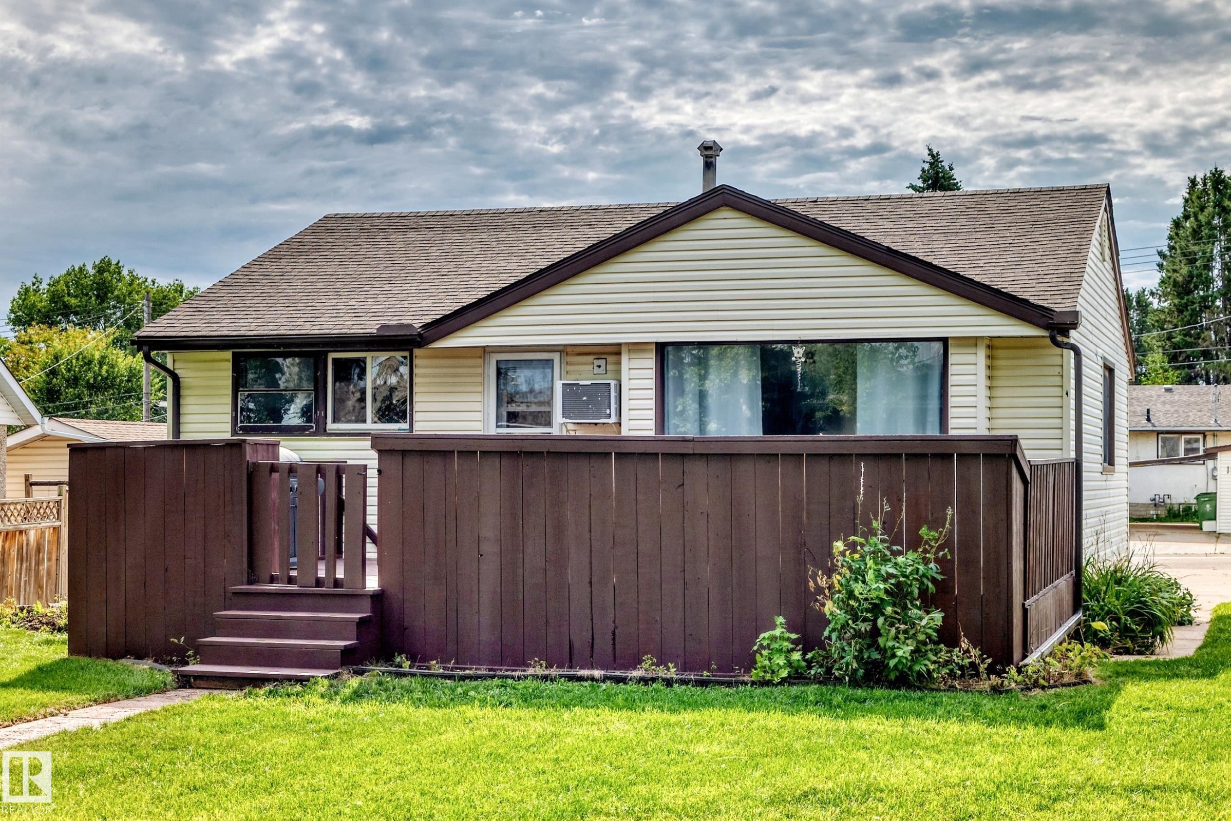 Light-colored siding exterior with dark trim accents - 50 Rocque, Fort Saskatchewan, AB - Outdoor