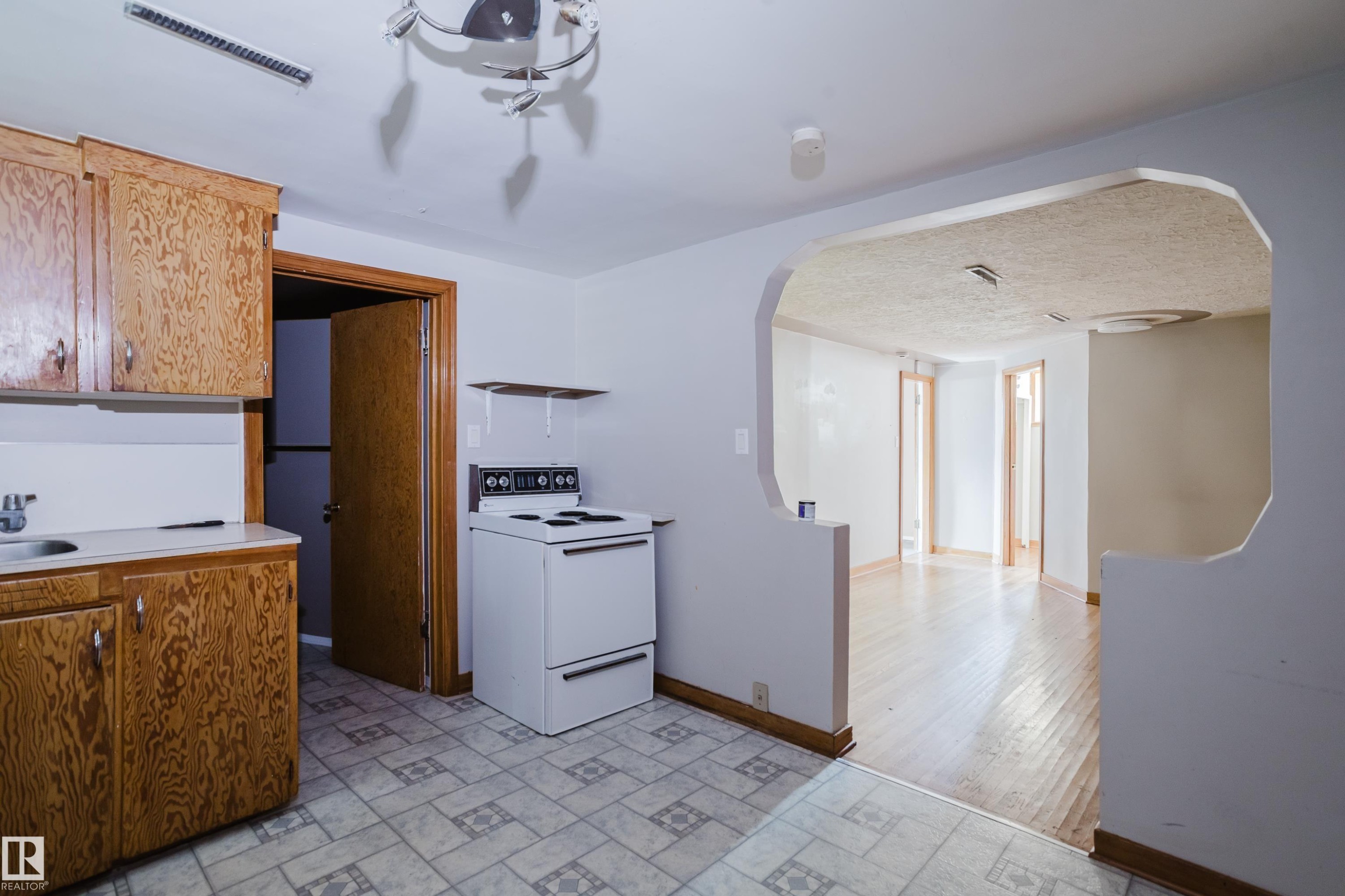12811 117 Avenue Nw, Edmonton, AB - Indoor Photo Showing Kitchen