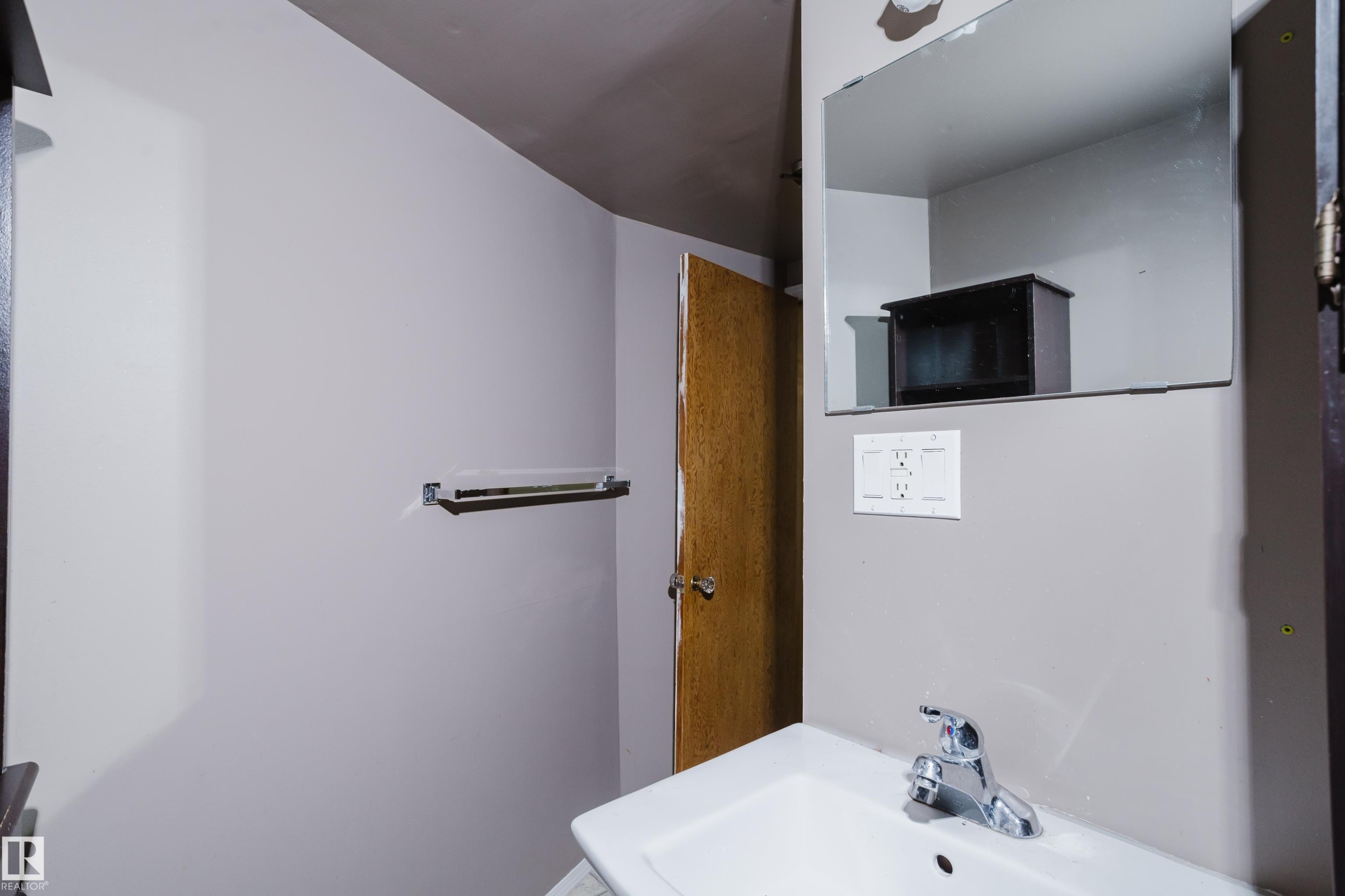 12811 117 Avenue Nw, Edmonton, AB - Indoor Photo Showing Bathroom