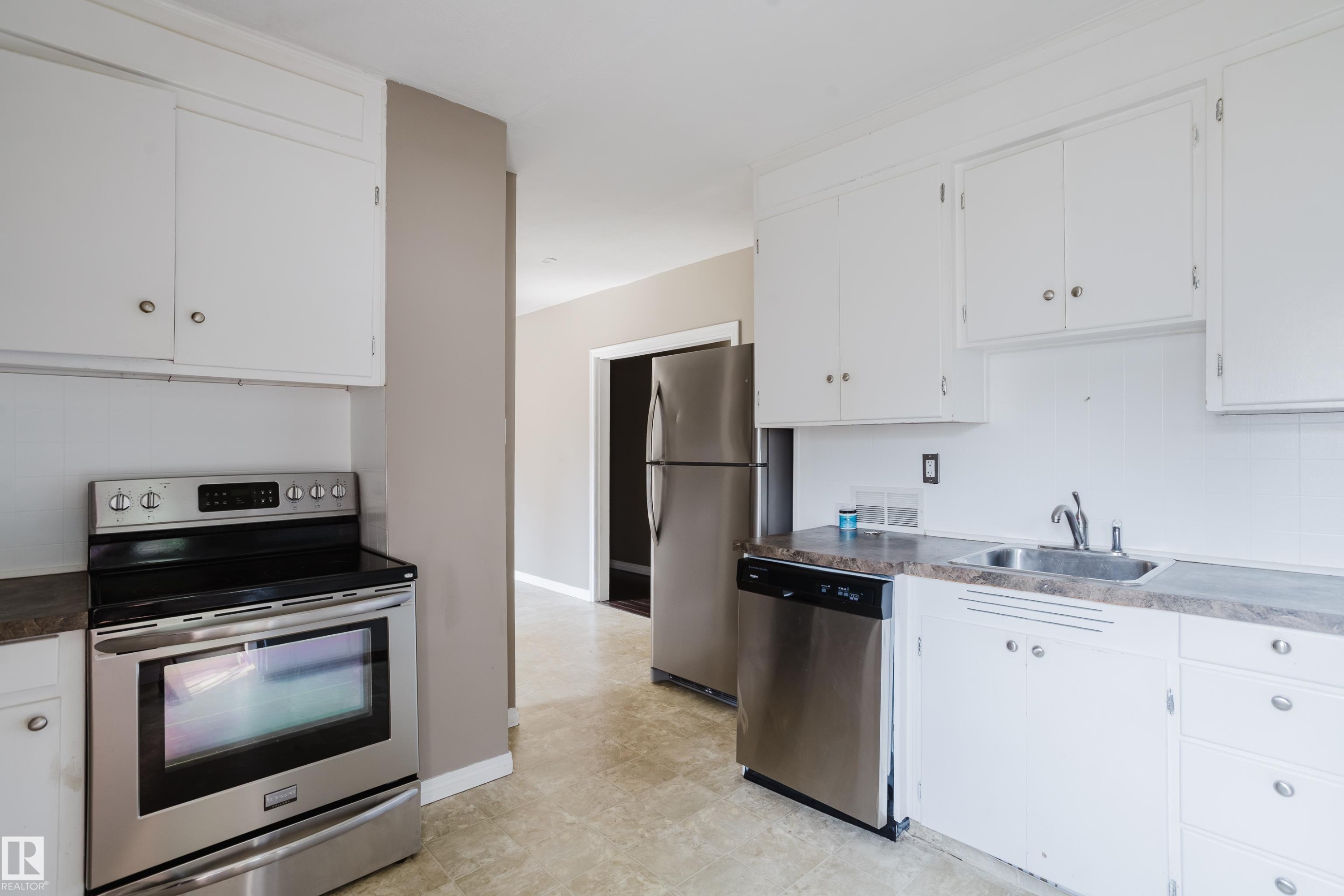 12811 117 Avenue Nw, Edmonton, AB - Indoor Photo Showing Kitchen