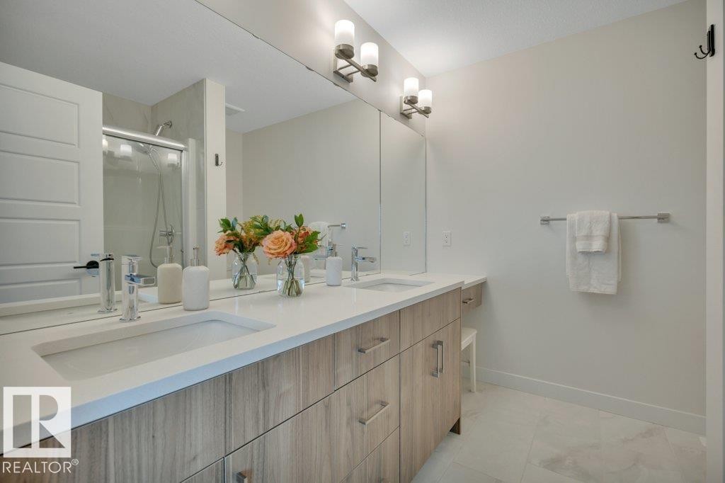 4-pc with make up area - 5329 Lark Landing Nw, Edmonton, AB - Indoor Photo Showing Bathroom