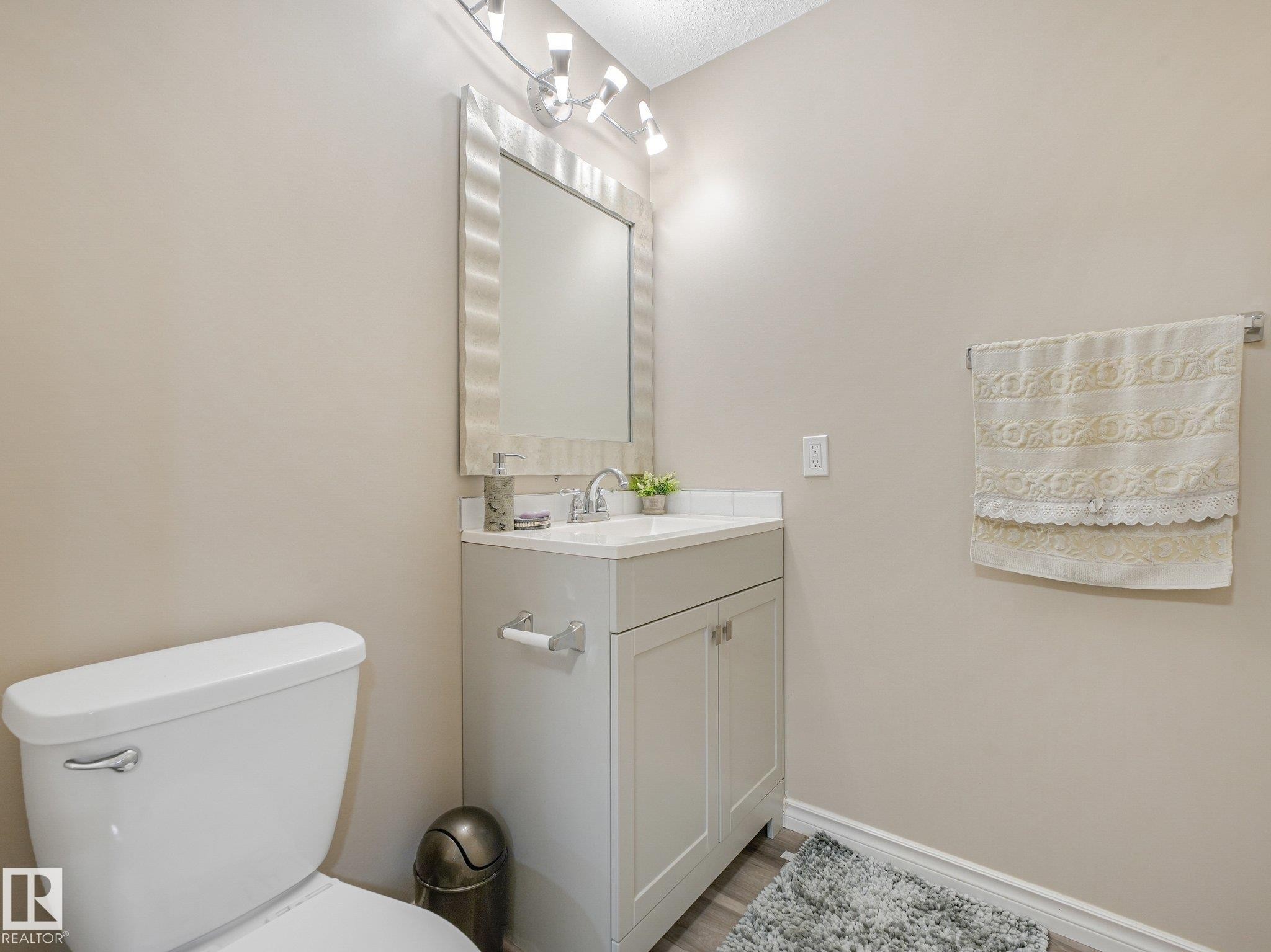 #48 1780 Glastonbury Bv Nw, Edmonton, AB - Indoor Photo Showing Bathroom