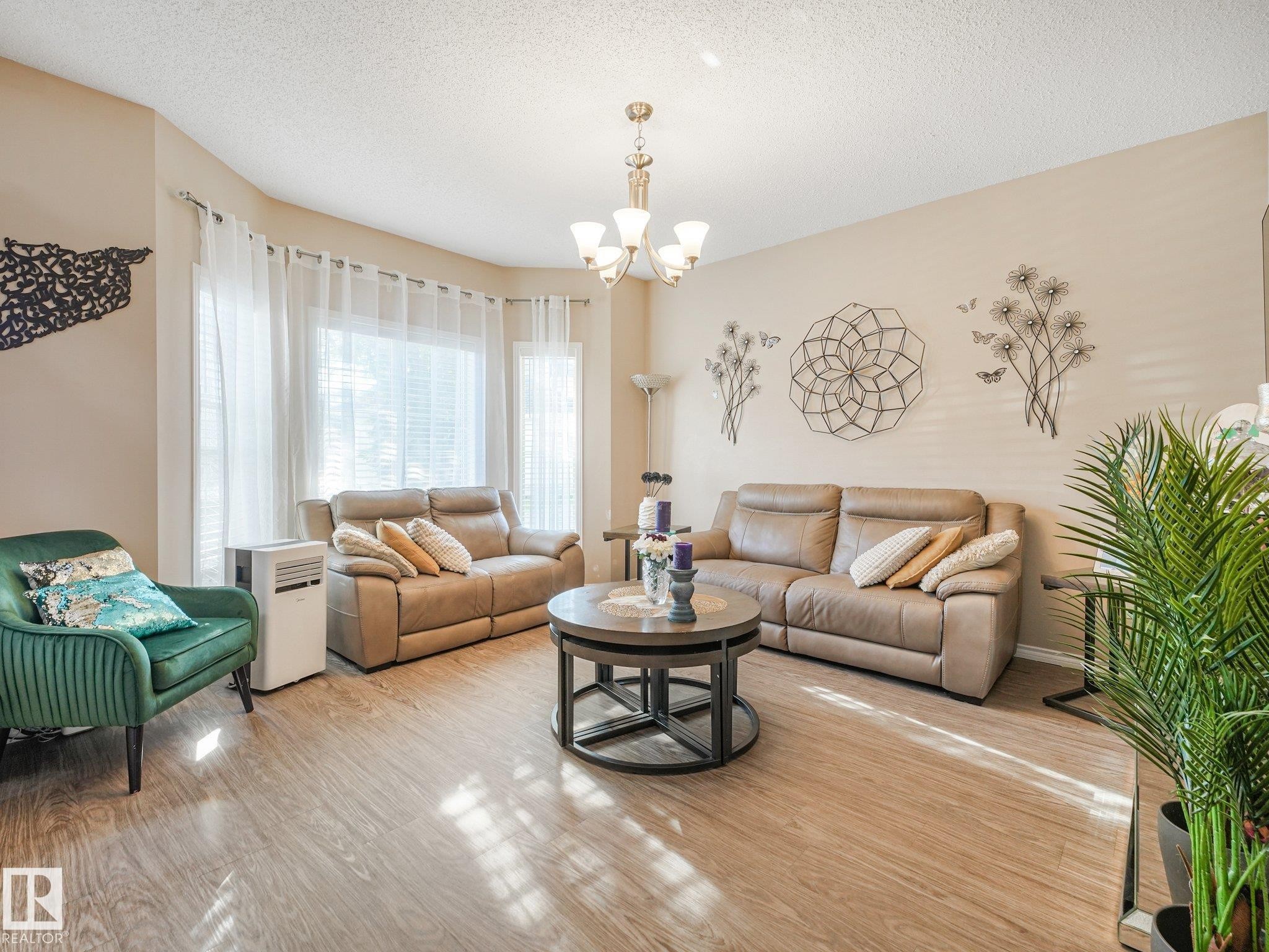 #48 1780 Glastonbury Bv Nw, Edmonton, AB - Indoor Photo Showing Living Room