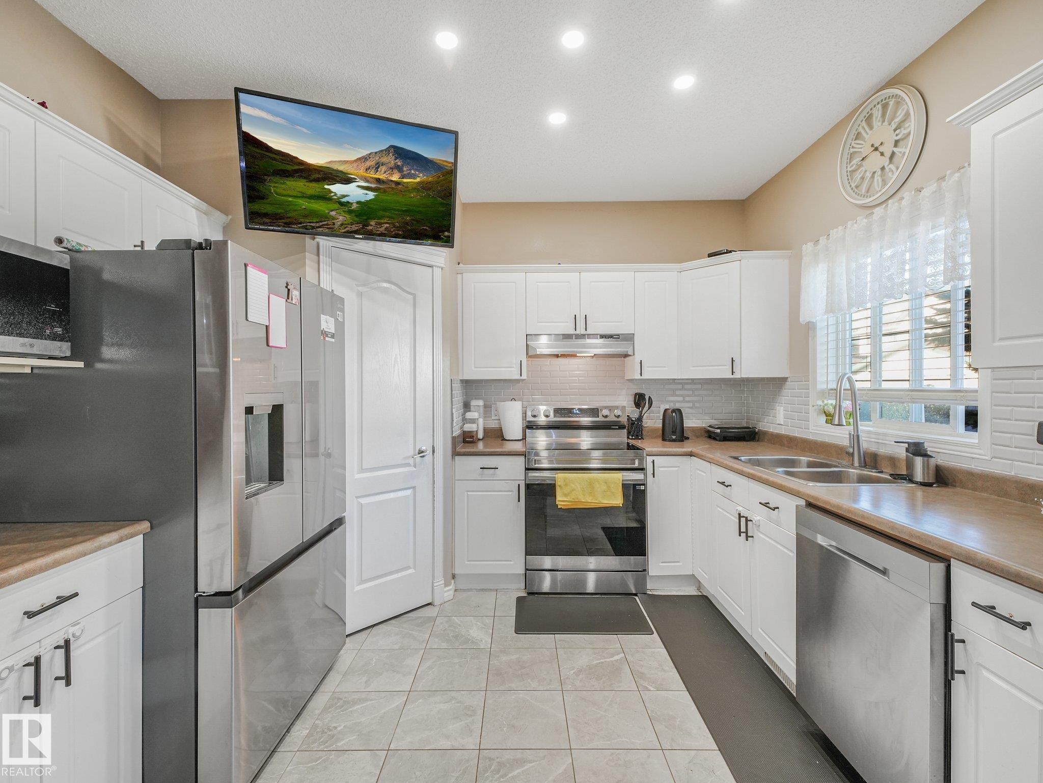 #48 1780 Glastonbury Bv Nw, Edmonton, AB - Indoor Photo Showing Kitchen With Double Sink