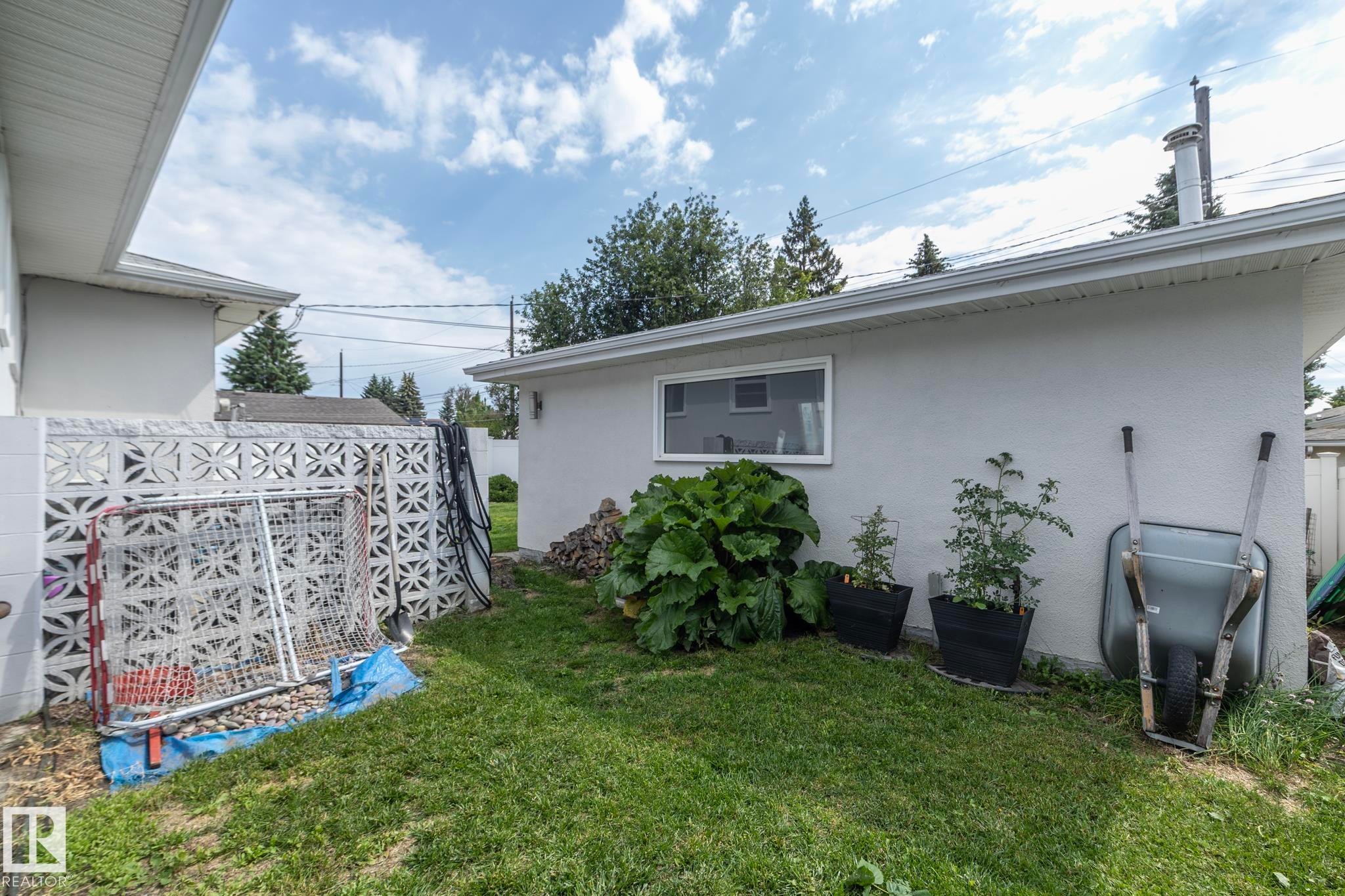 10623 75 Street Nw, Edmonton, AB