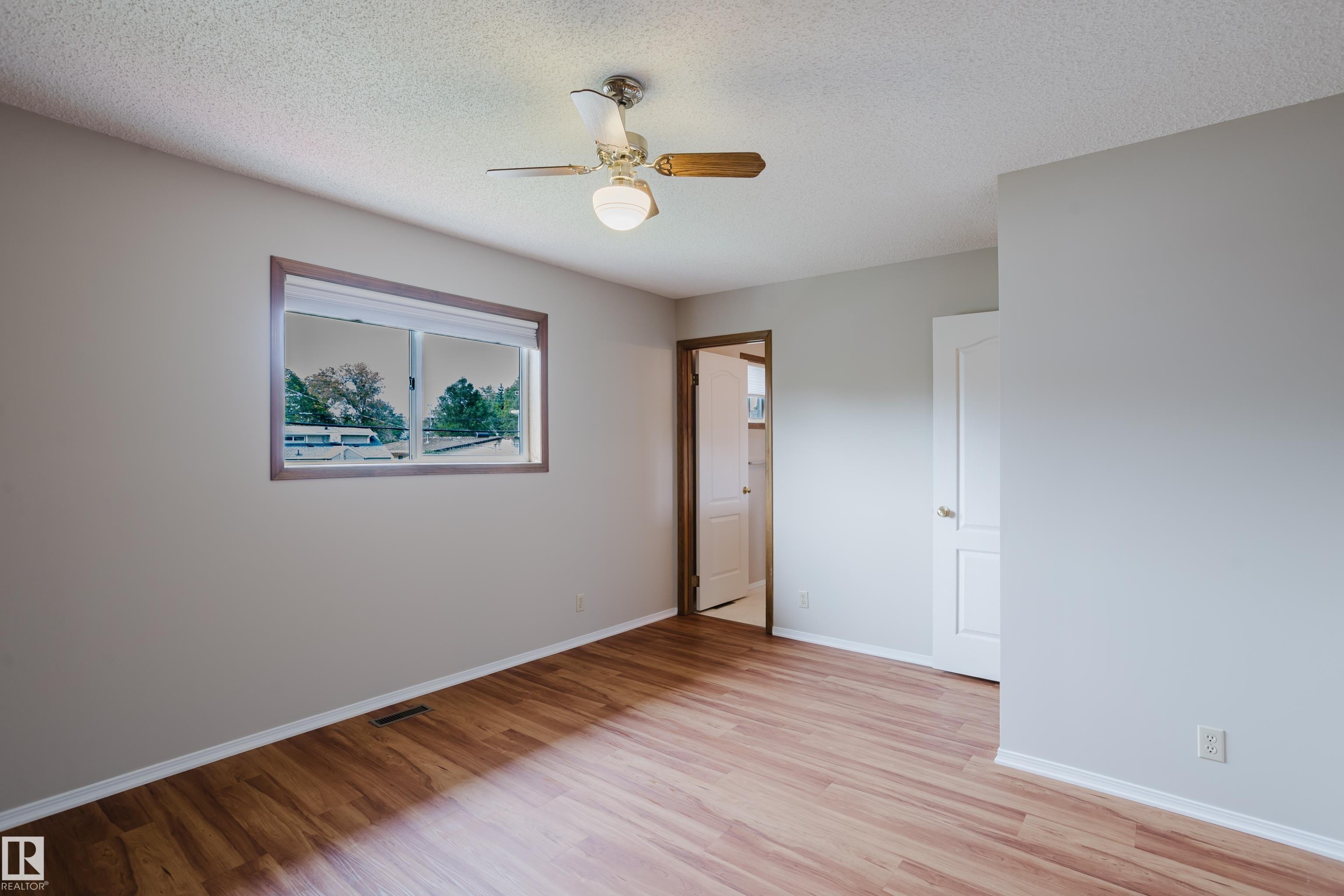 9220 92 Street Nw, Edmonton, AB - Indoor Photo Showing Other Room