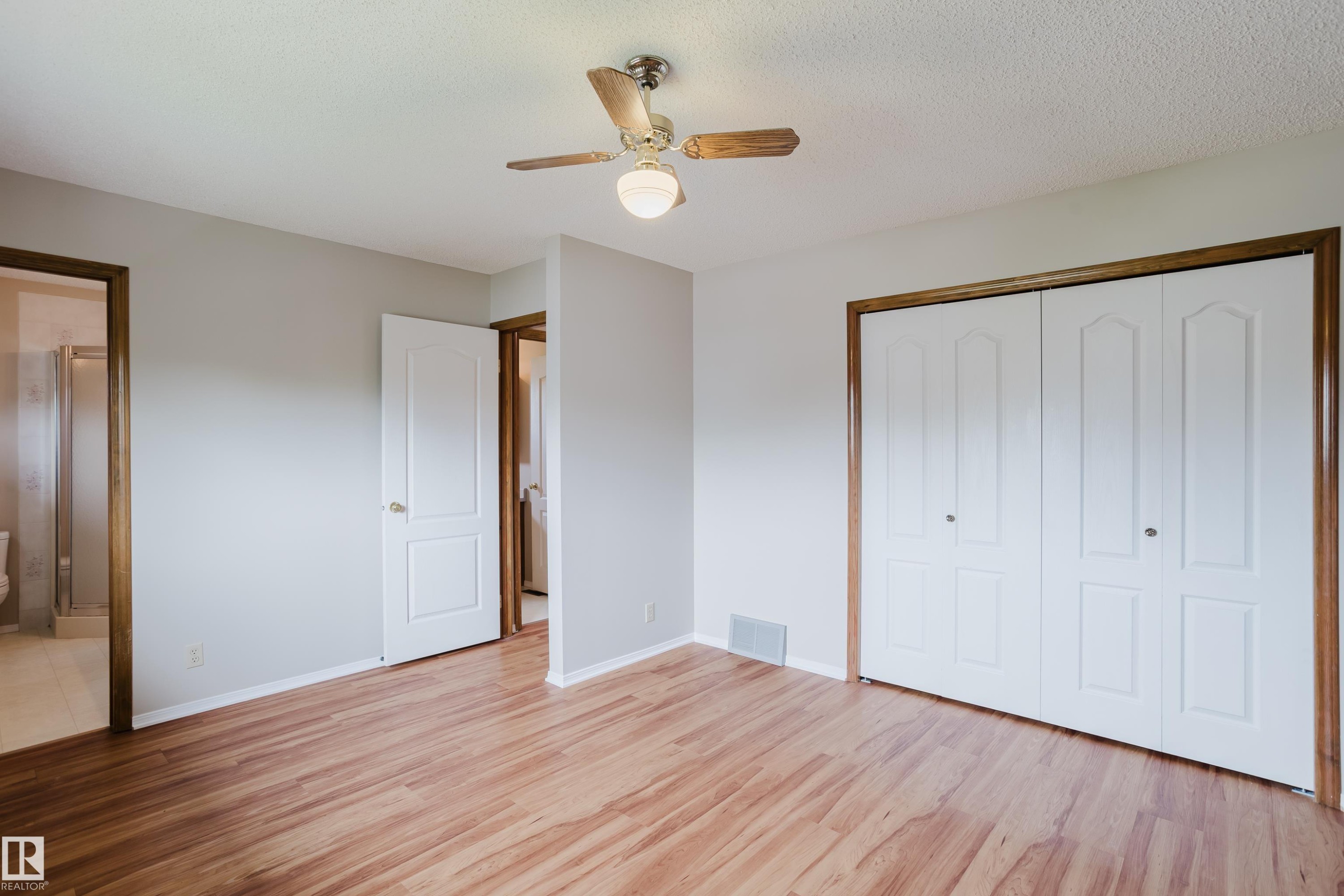 9220 92 Street Nw, Edmonton, AB - Indoor