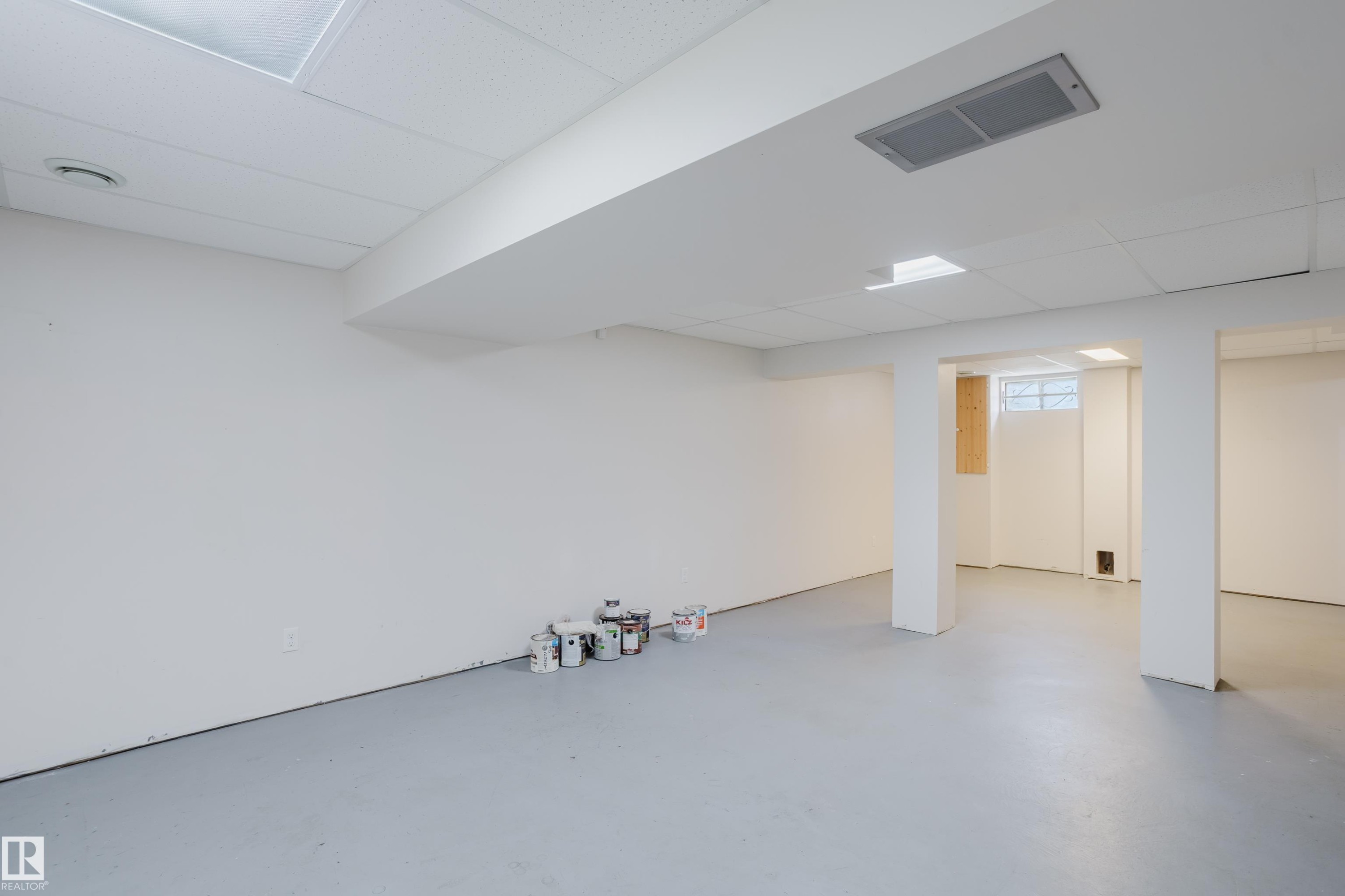 9220 92 Street Nw, Edmonton, AB - Indoor