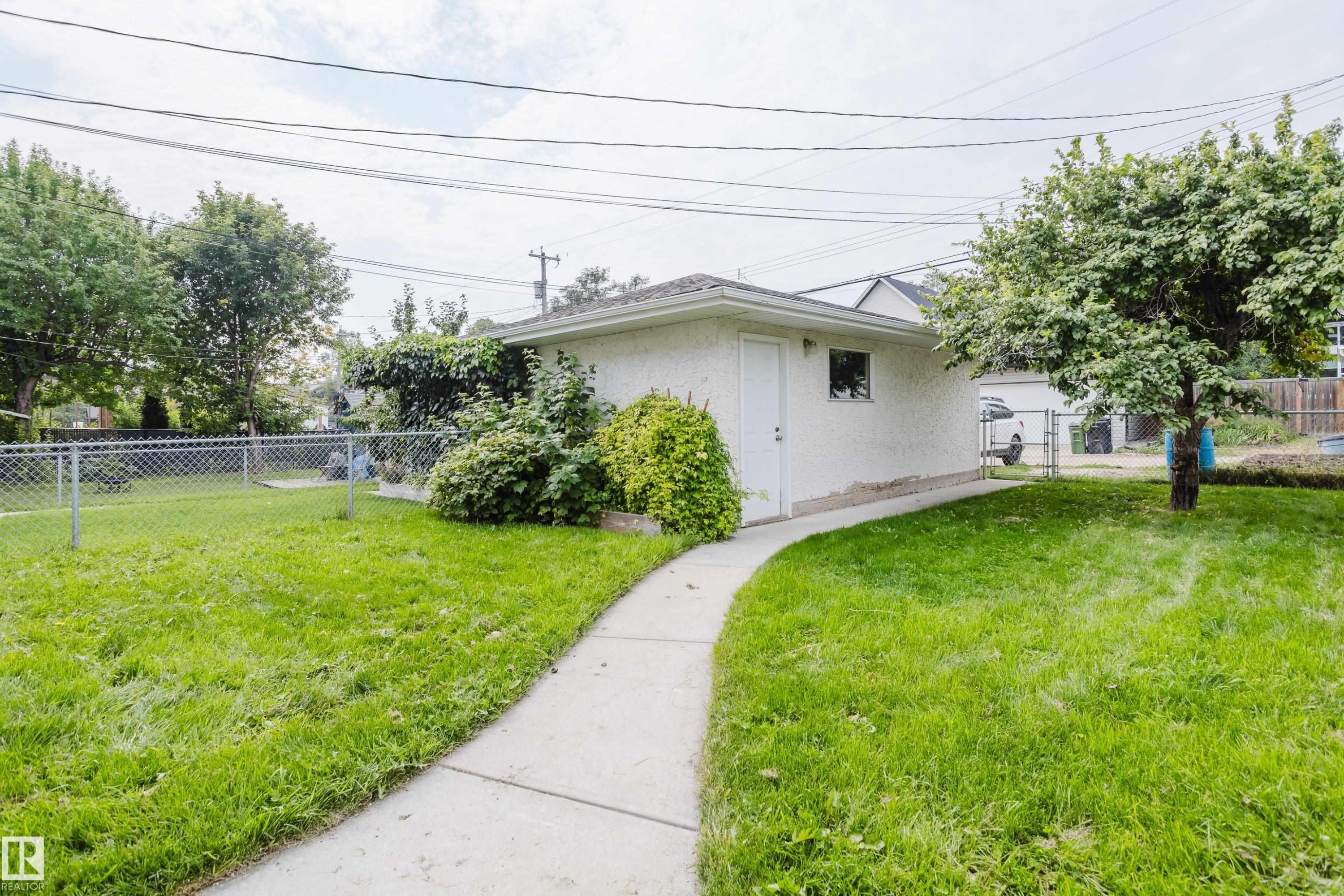 9220 92 Street Nw, Edmonton, AB - Outdoor