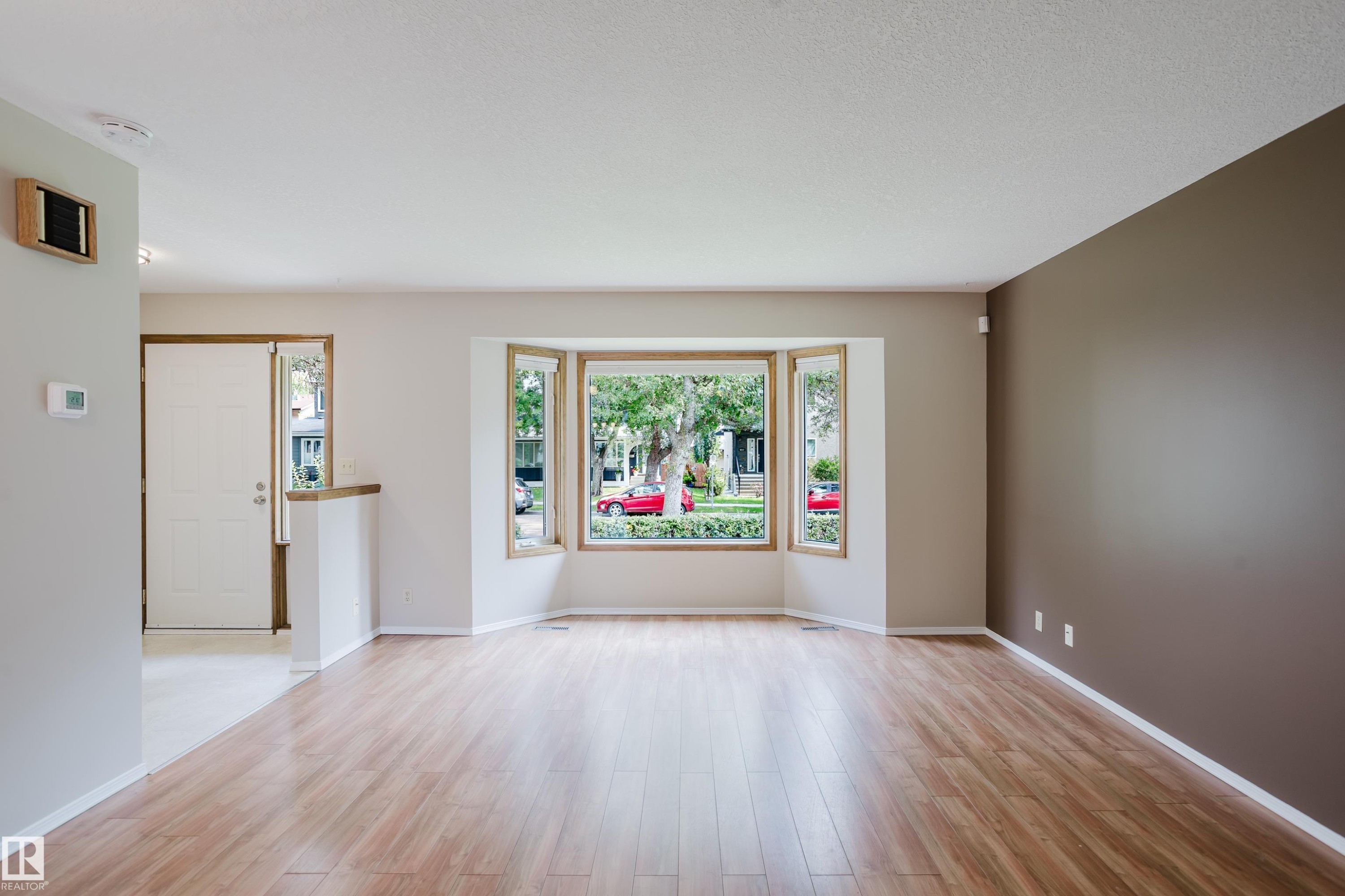 9220 92 Street Nw, Edmonton, AB - Indoor
