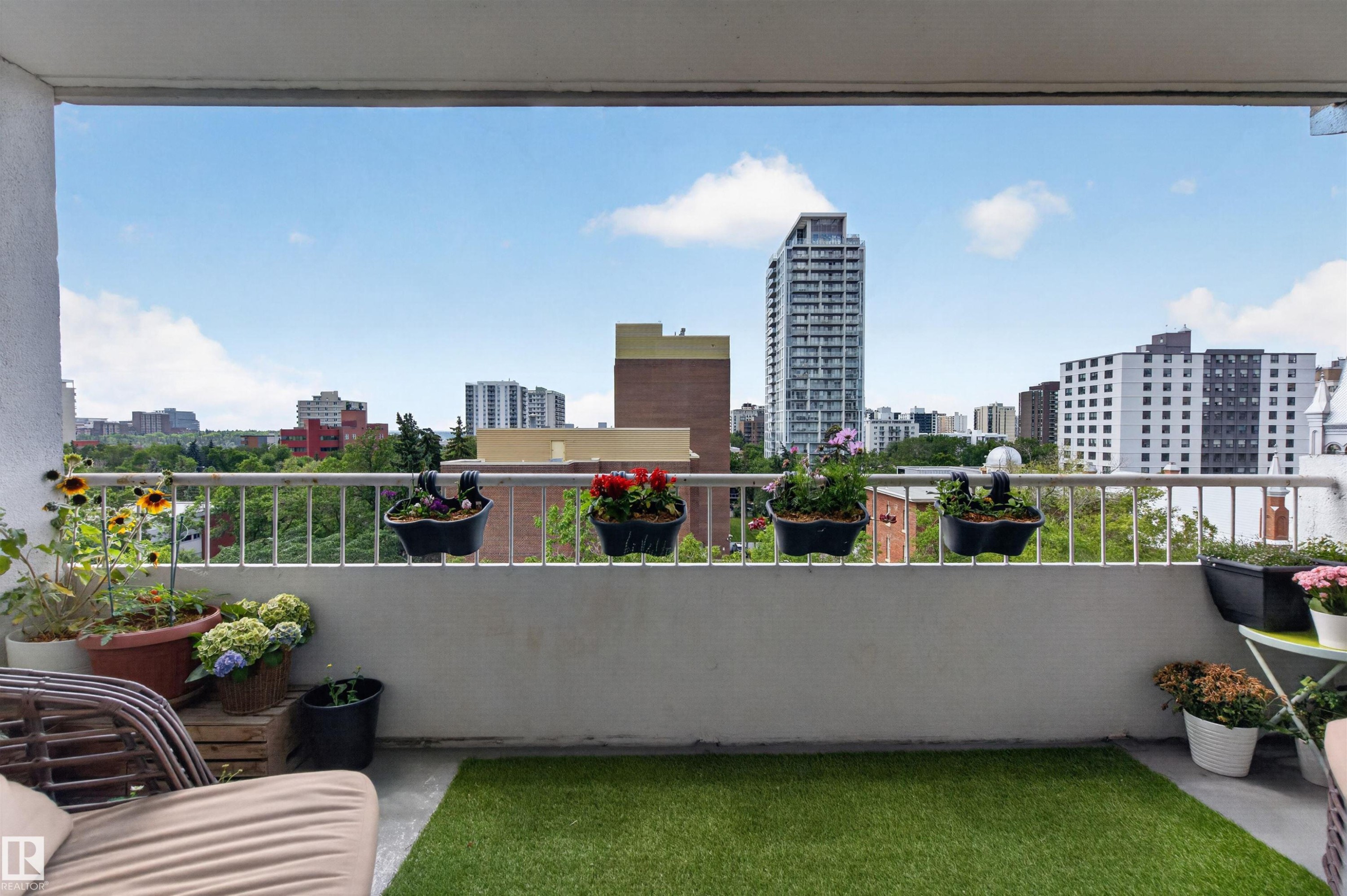 #703 9909 110 St Nw, Edmonton, AB - Outdoor