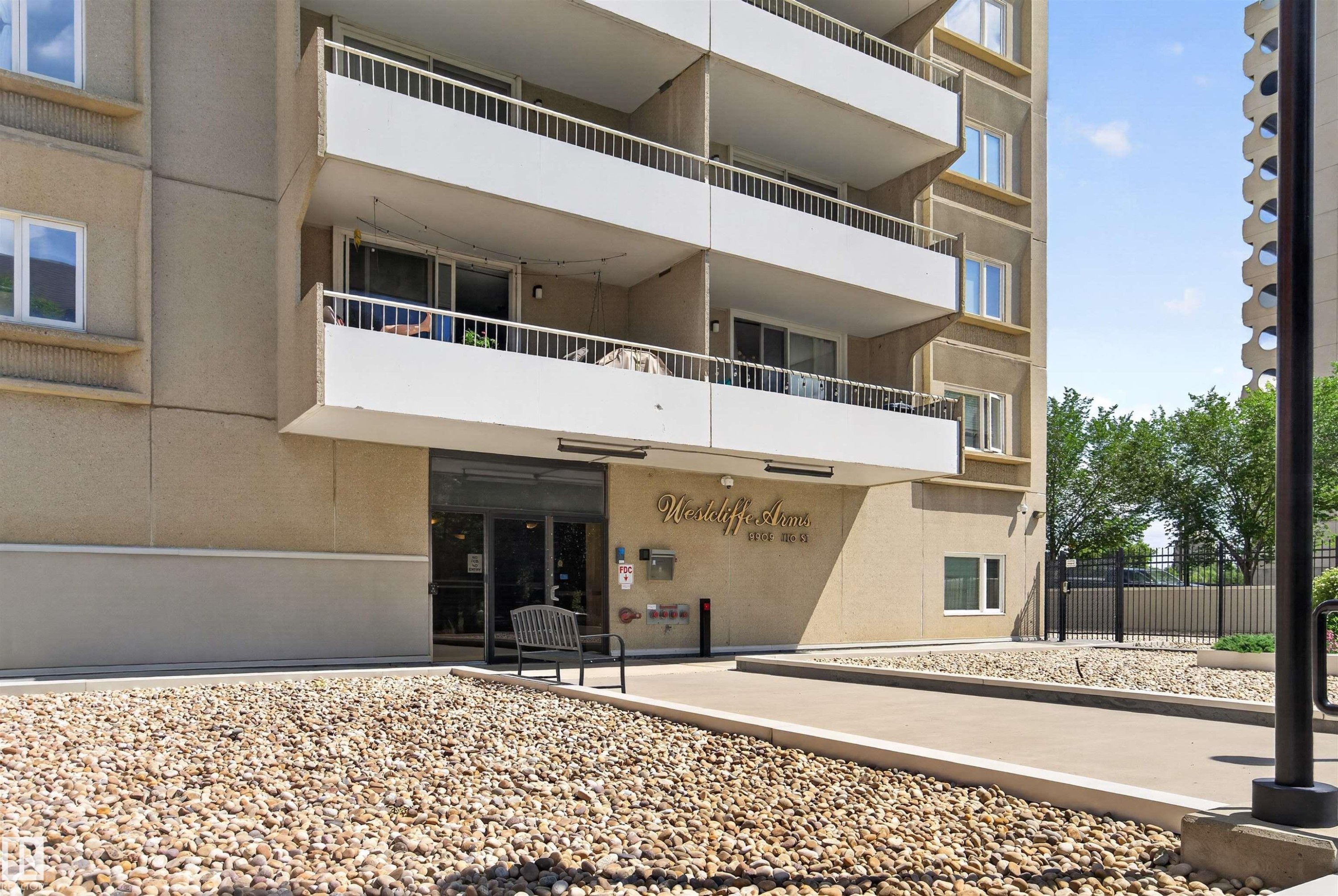 #703 9909 110 St Nw, Edmonton, AB - Outdoor