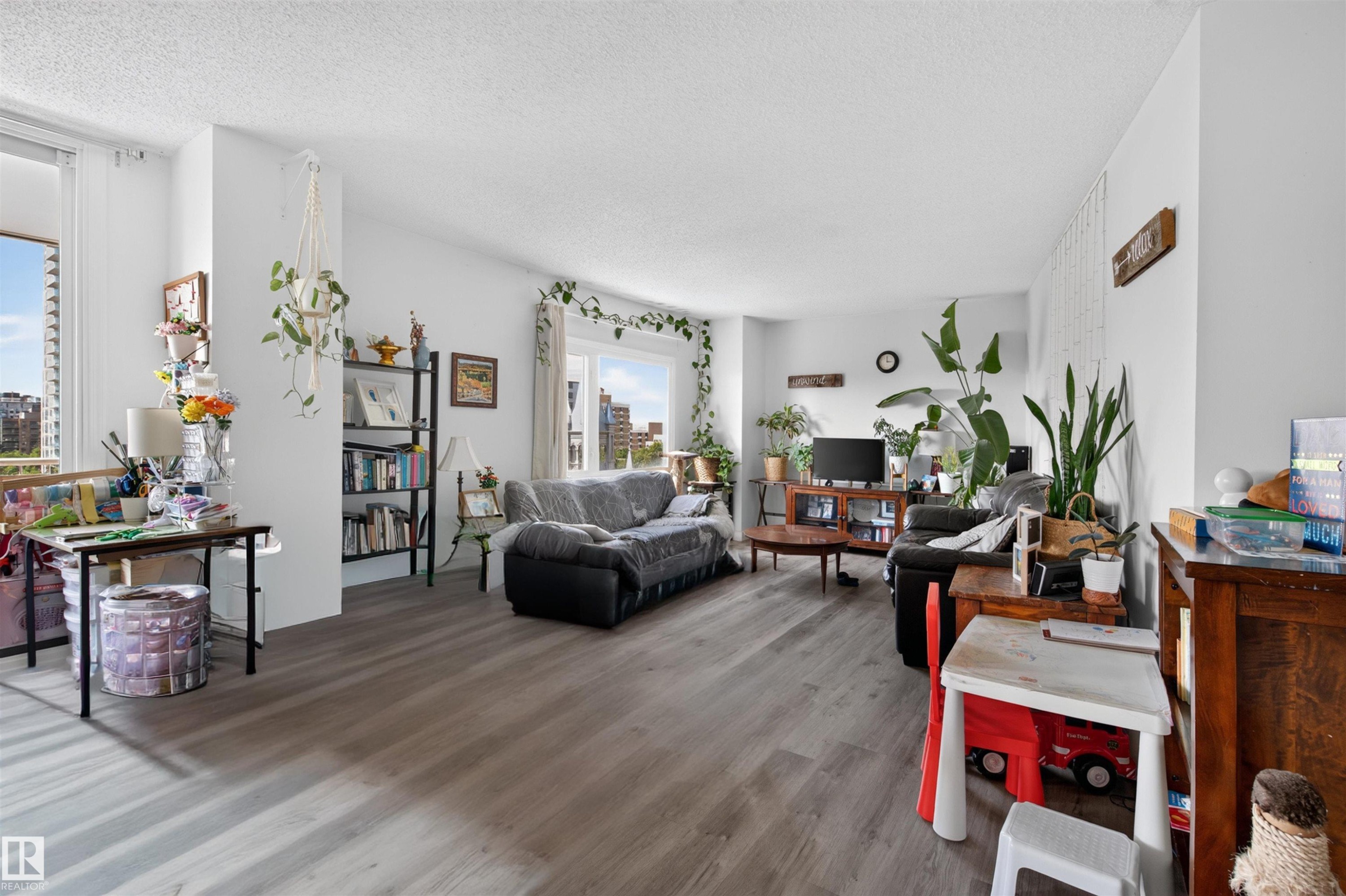#703 9909 110 St Nw, Edmonton, AB - Indoor Photo Showing Living Room