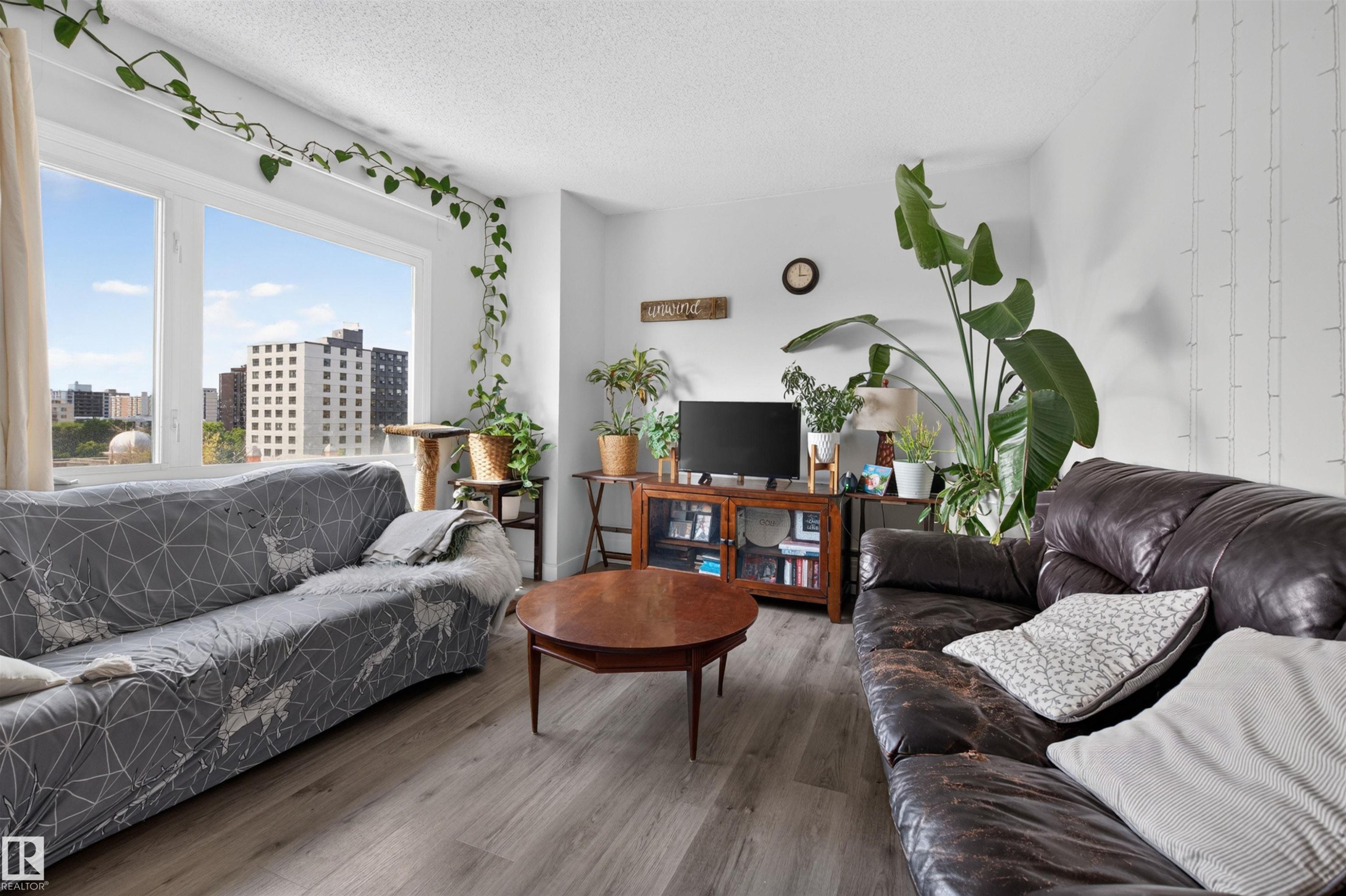 #703 9909 110 St Nw, Edmonton, AB - Indoor Photo Showing Living Room