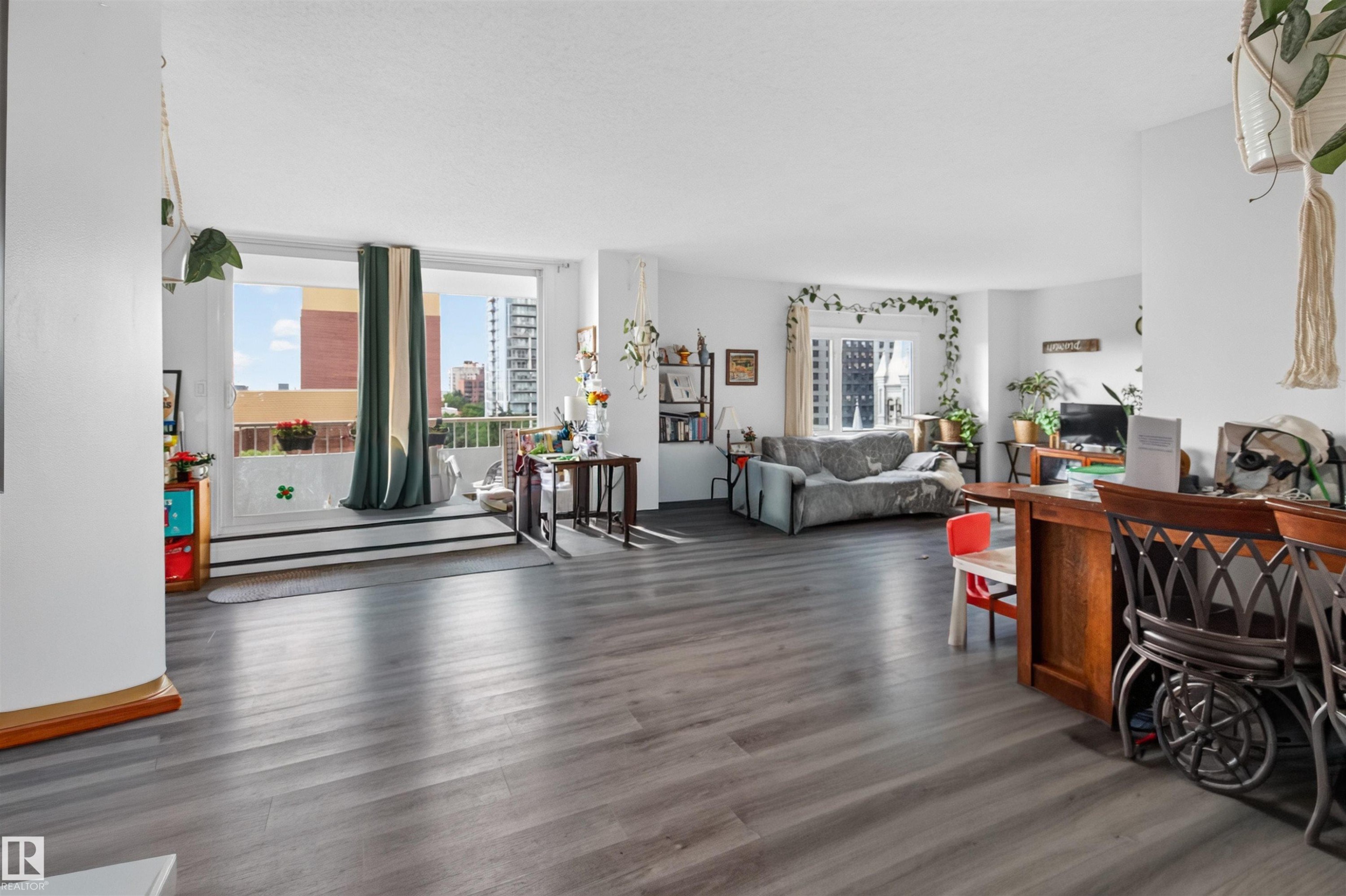 #703 9909 110 St Nw, Edmonton, AB - Indoor Photo Showing Living Room