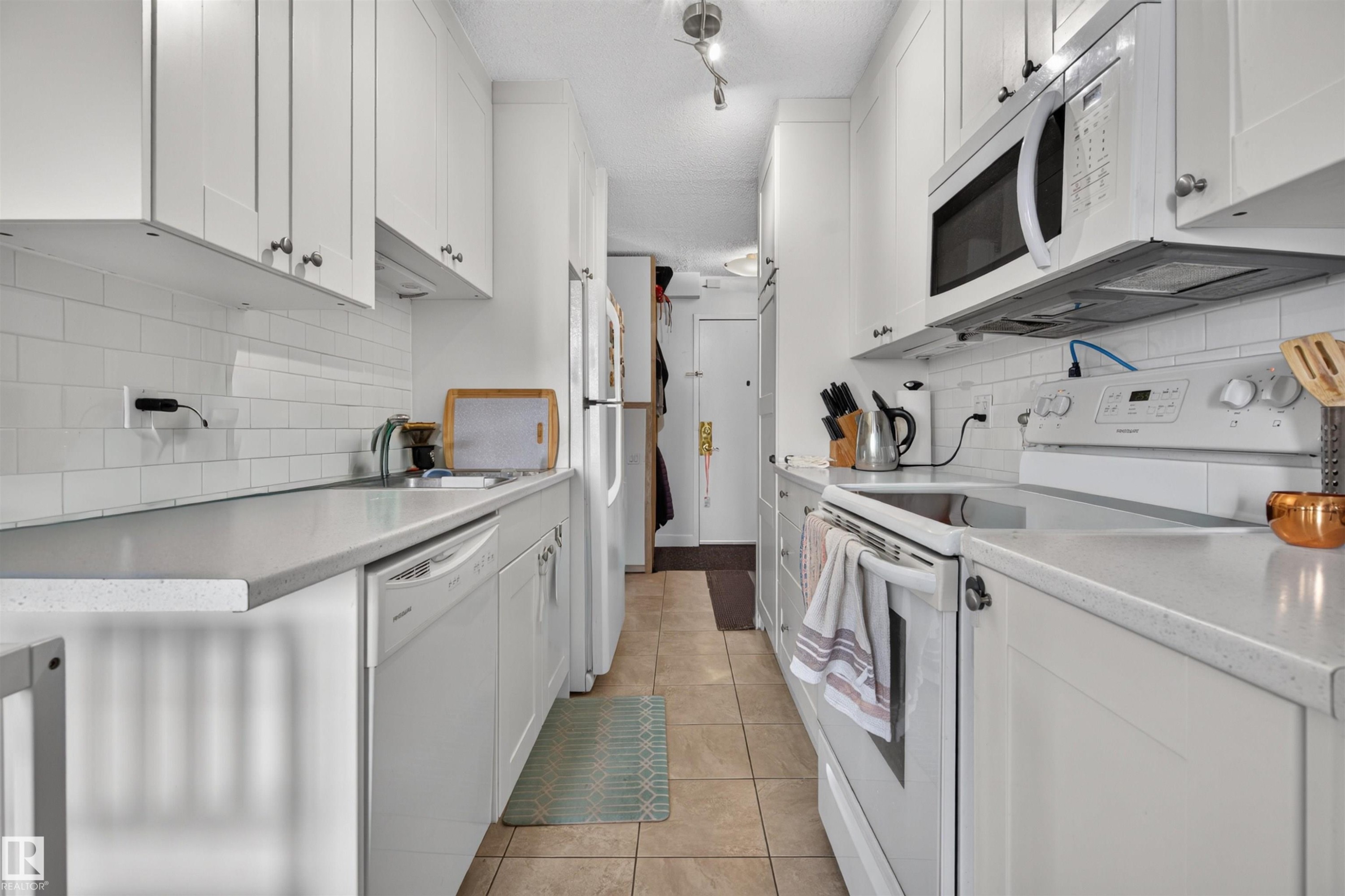#703 9909 110 St Nw, Edmonton, AB - Indoor Photo Showing Kitchen