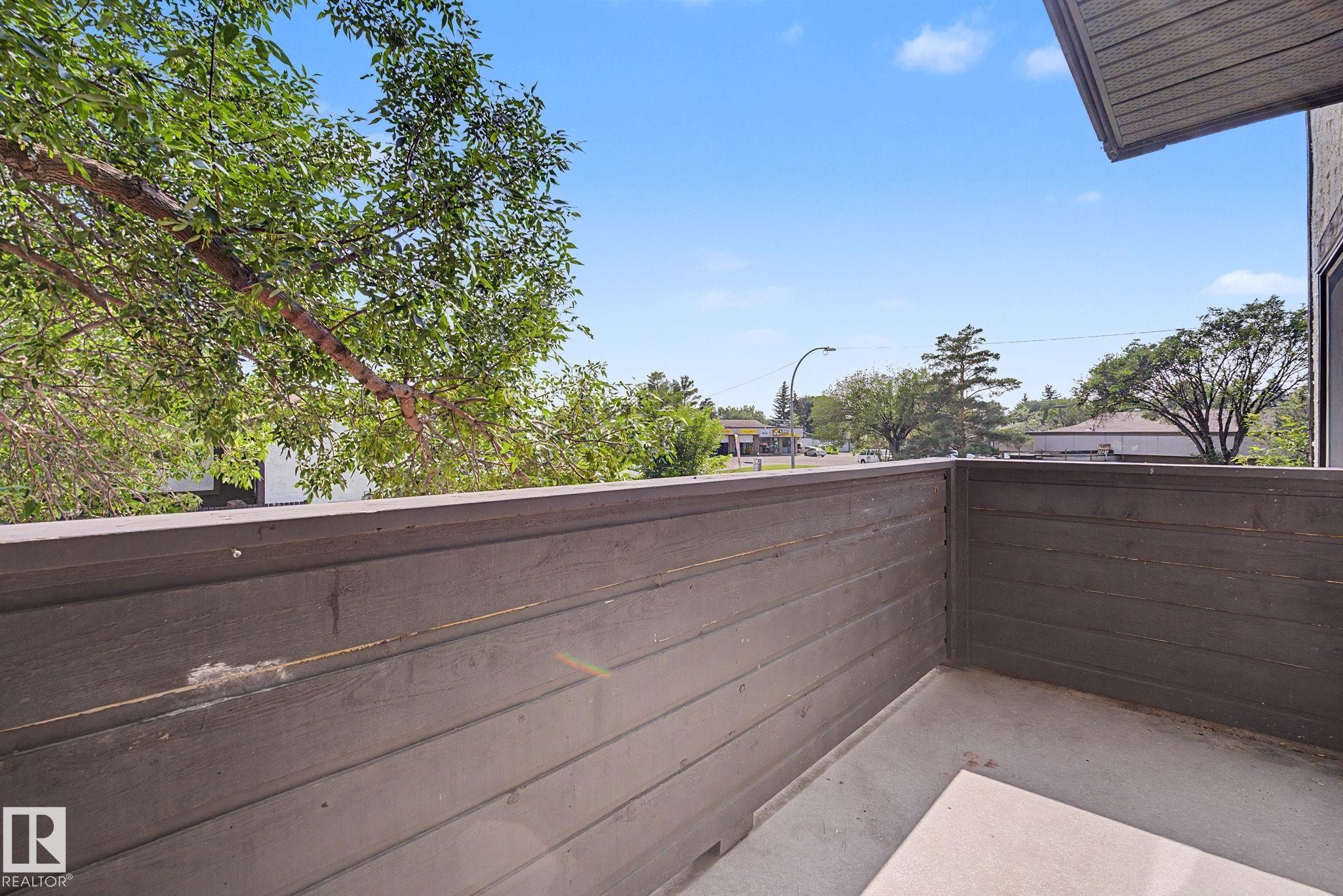 Private balcony featuring a concrete floor and wood-paneled railing - 1096 Knottwood Road Nw, Edmonton, AB - Outdoor With Balcony