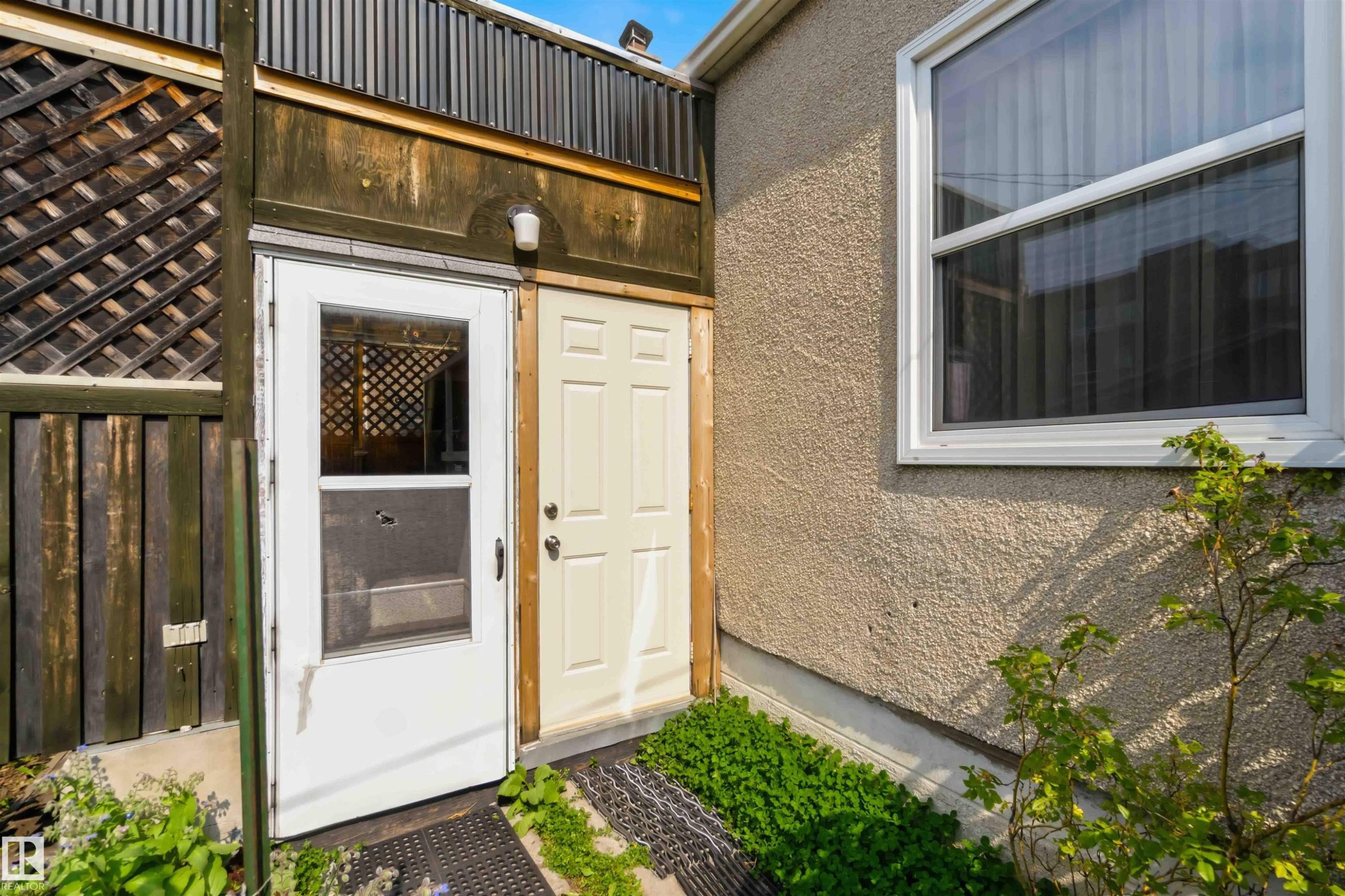 Additional content - 11710 94 Street Nw, Edmonton, AB - Indoor Photo Showing Garage
