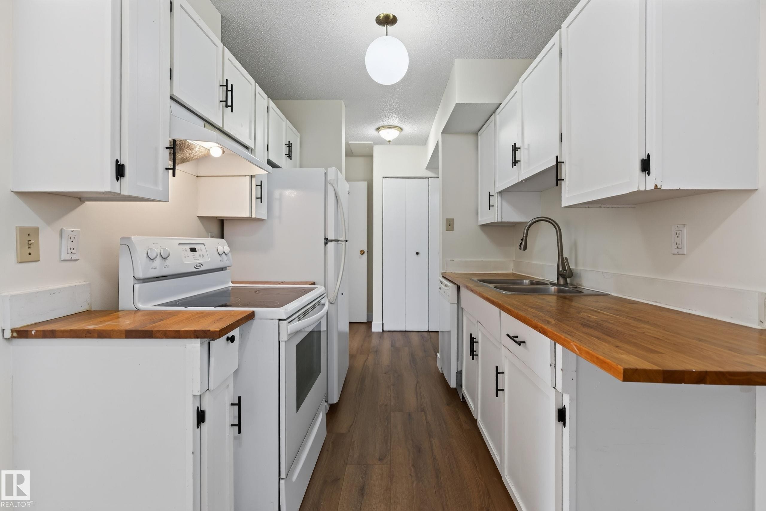18478 62B Avenue Nw, Edmonton, AB - Indoor Photo Showing Kitchen With Double Sink