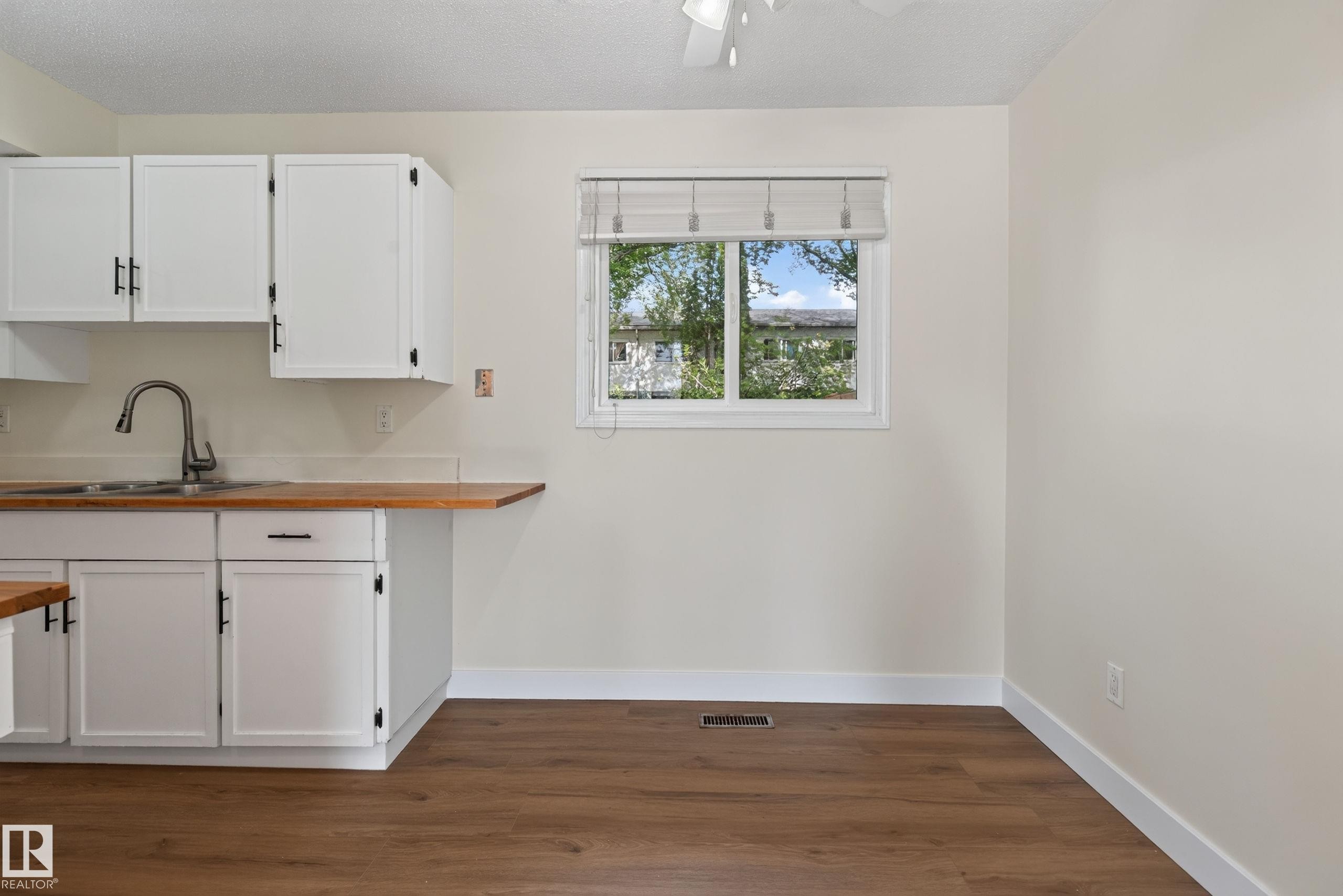 18478 62B Avenue Nw, Edmonton, AB - Indoor Photo Showing Kitchen