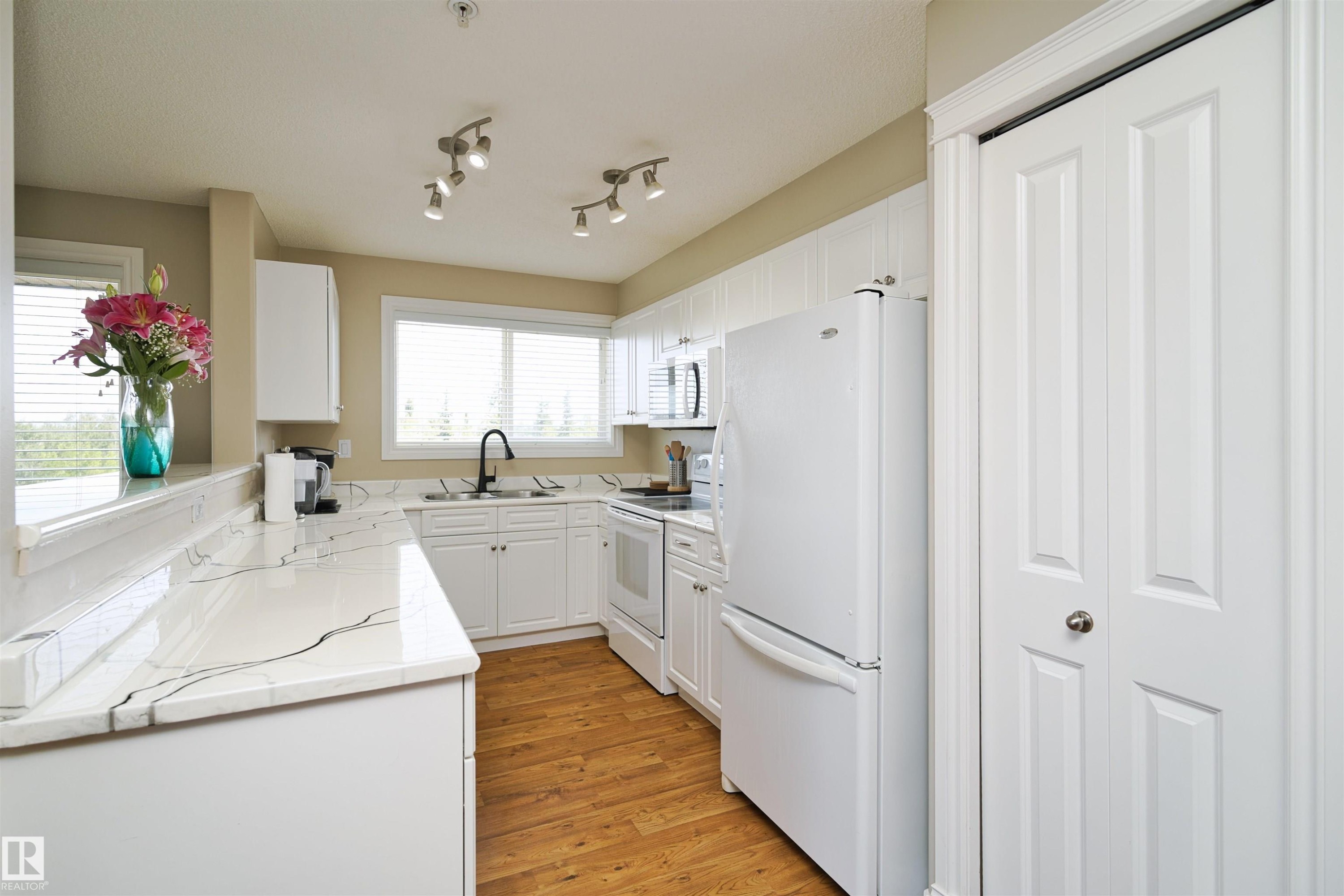 #311B 6 Spruce Ridge Dr, Spruce Grove, AB - Indoor Photo Showing Kitchen With Double Sink