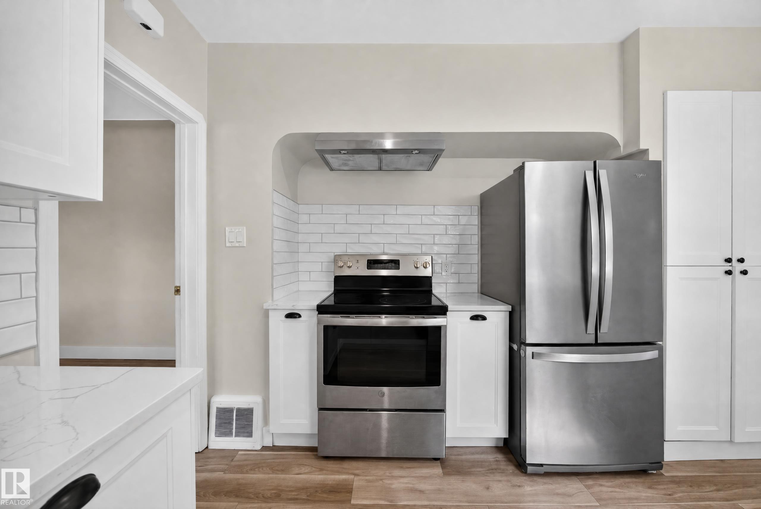 11603 71 Street Nw, Edmonton, AB - Indoor Photo Showing Kitchen
