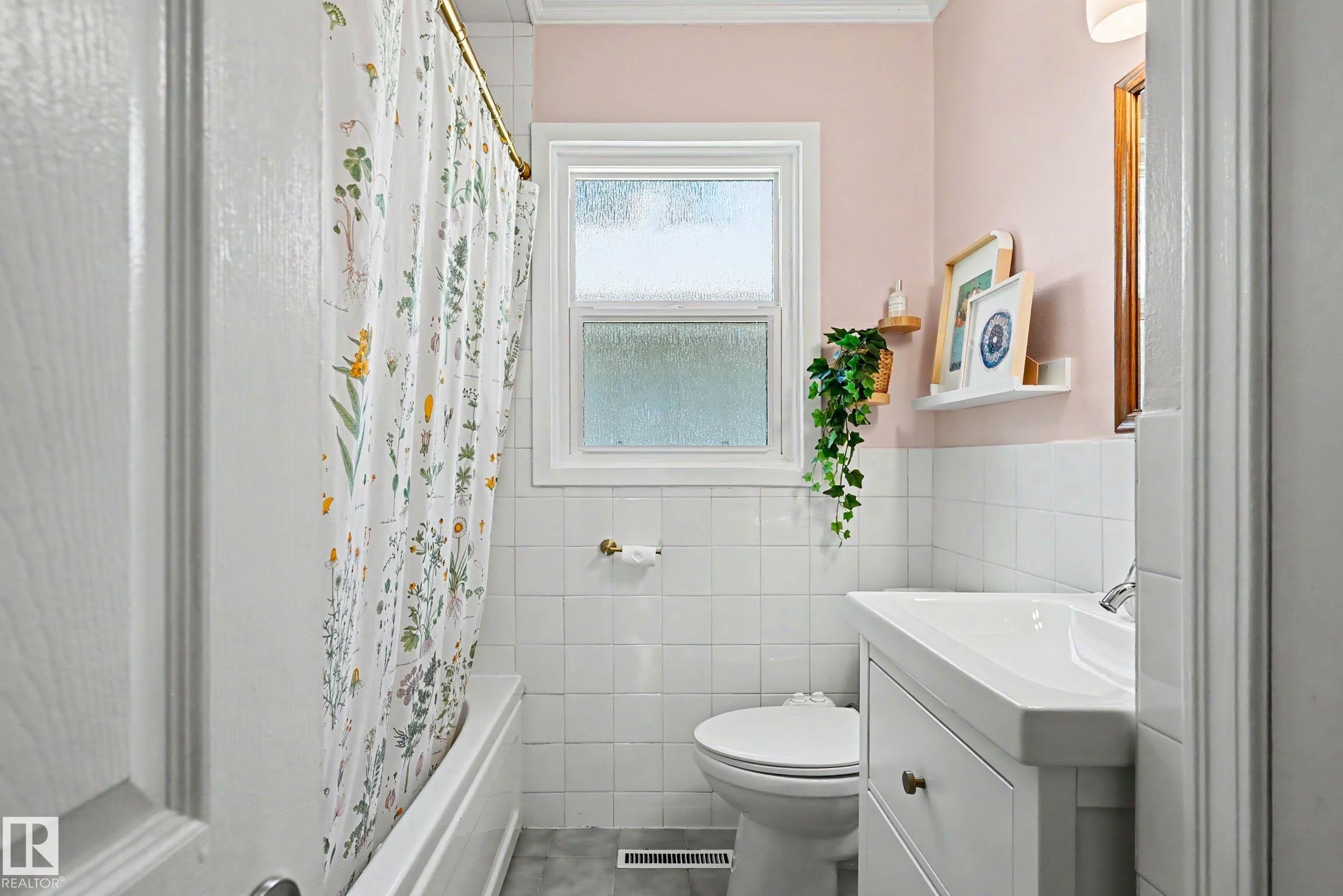 11603 71 Street Nw, Edmonton, AB - Indoor Photo Showing Bathroom