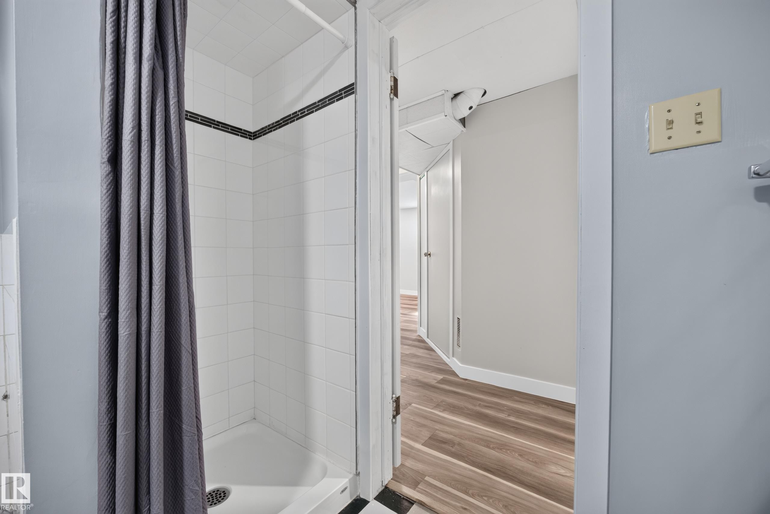 11603 71 Street Nw, Edmonton, AB - Indoor Photo Showing Bathroom