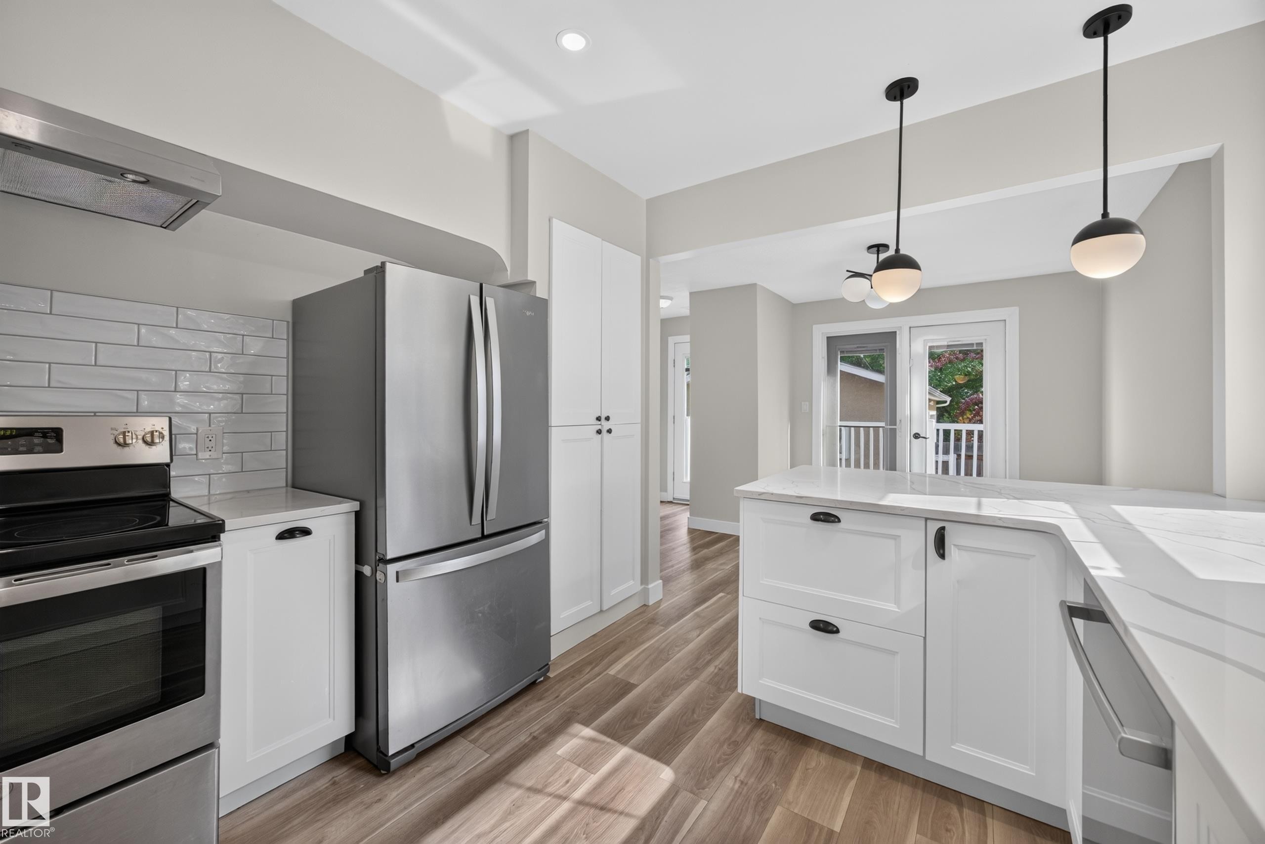 11603 71 Street Nw, Edmonton, AB - Indoor Photo Showing Kitchen