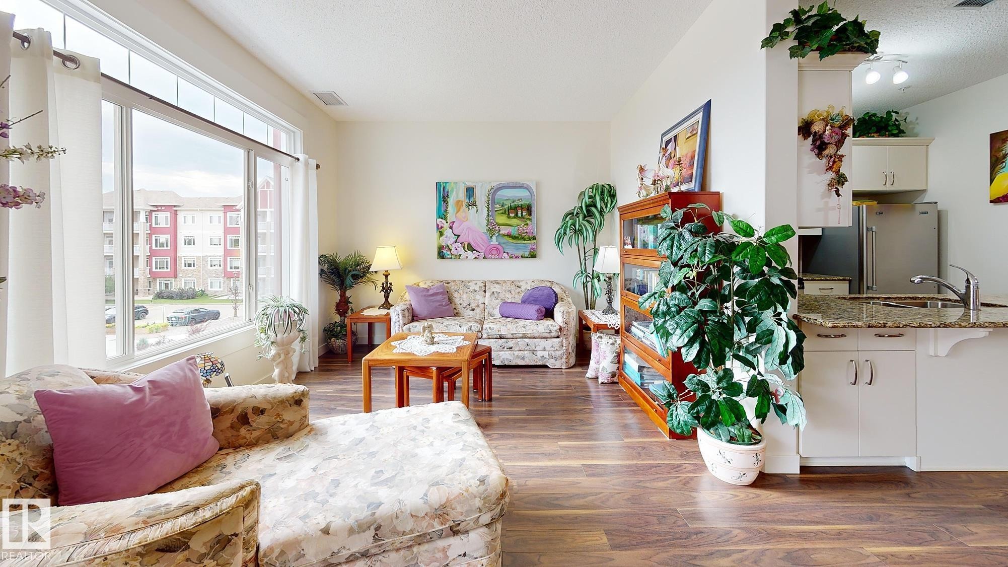 #313 511 Queen St, Spruce Grove, AB - Indoor Photo Showing Living Room