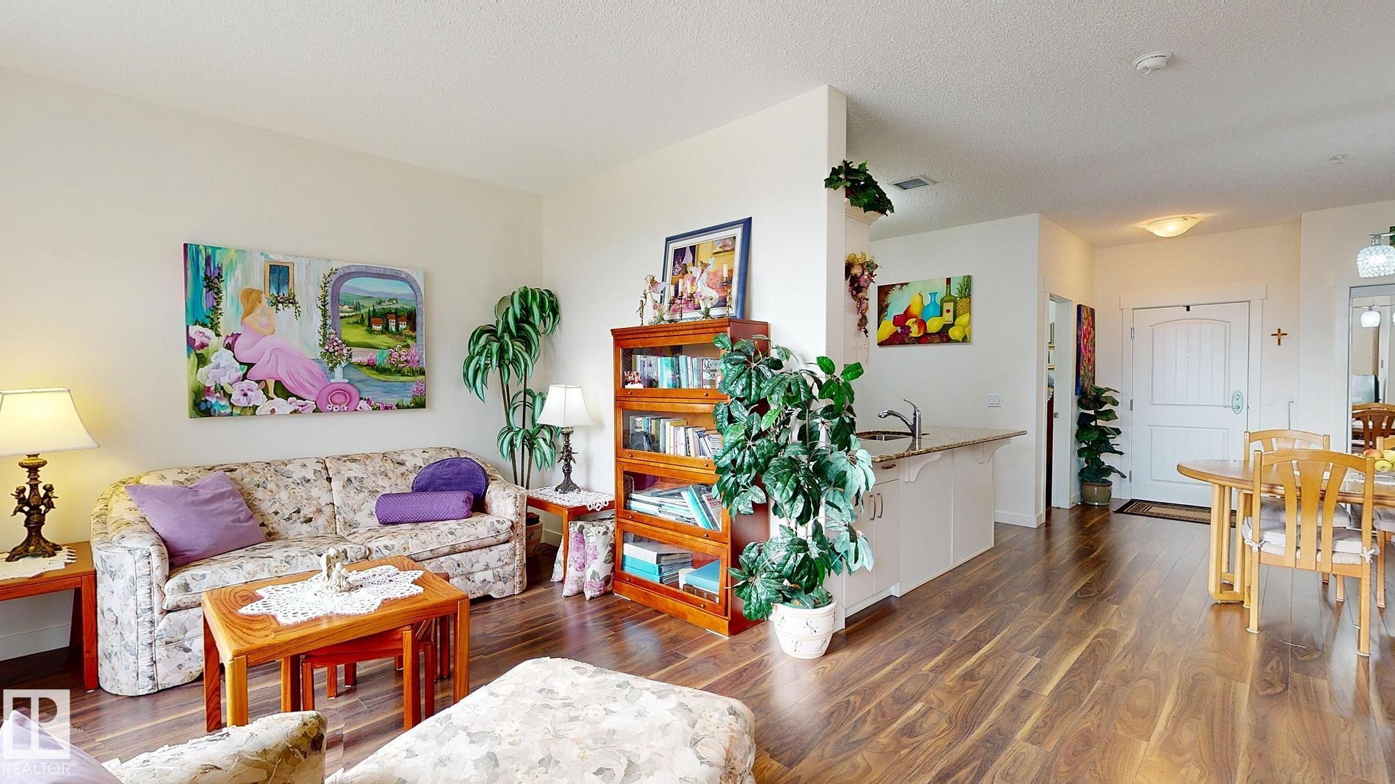 #313 511 Queen St, Spruce Grove, AB - Indoor Photo Showing Living Room