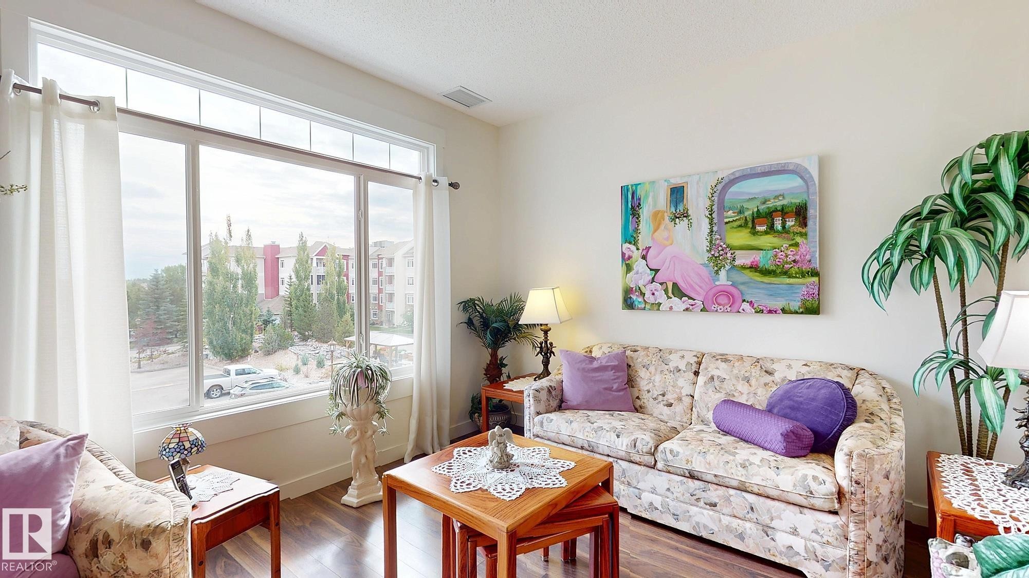 #313 511 Queen St, Spruce Grove, AB - Indoor Photo Showing Living Room