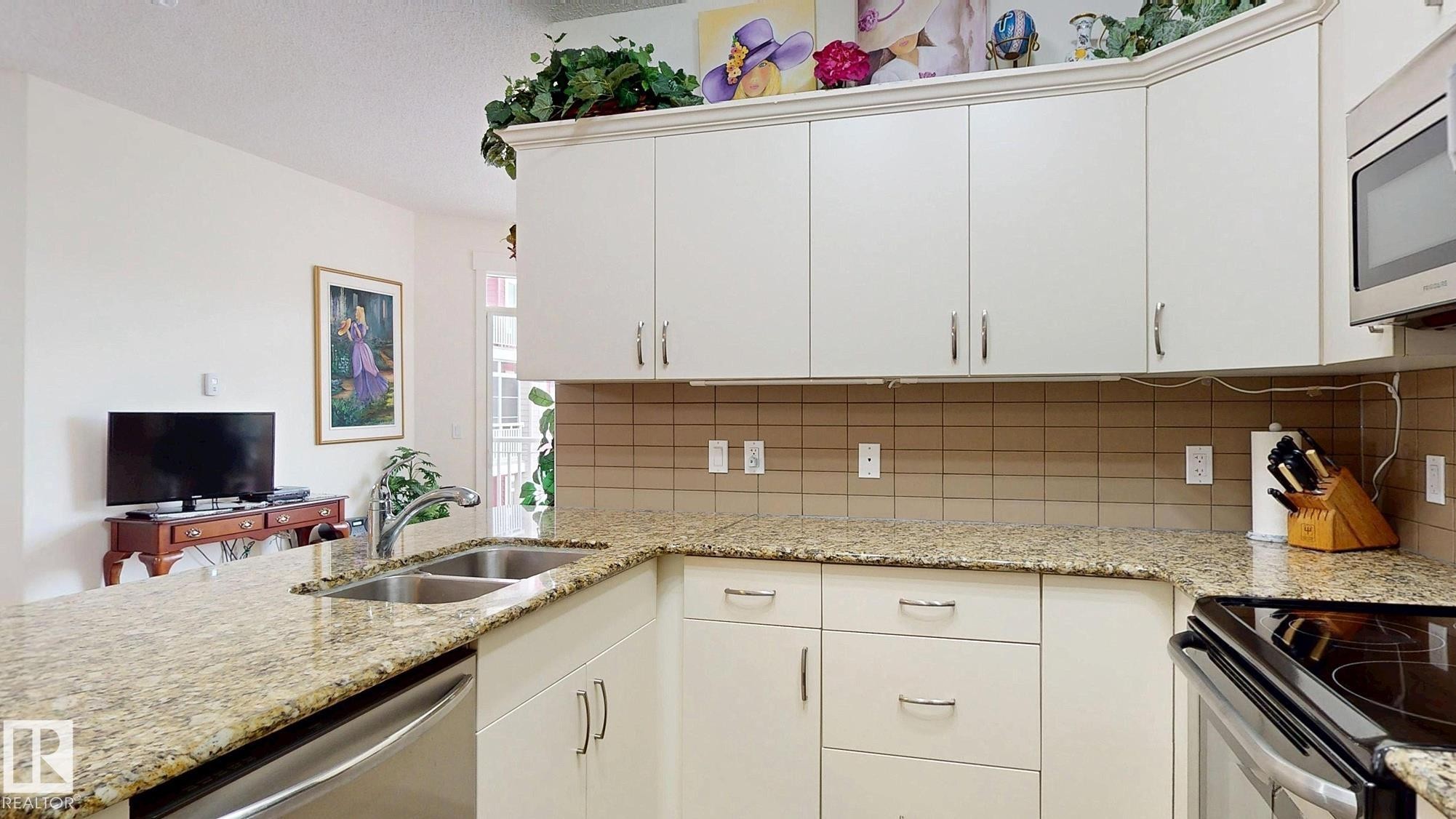#313 511 Queen St, Spruce Grove, AB - Indoor Photo Showing Kitchen With Double Sink With Upgraded Kitchen