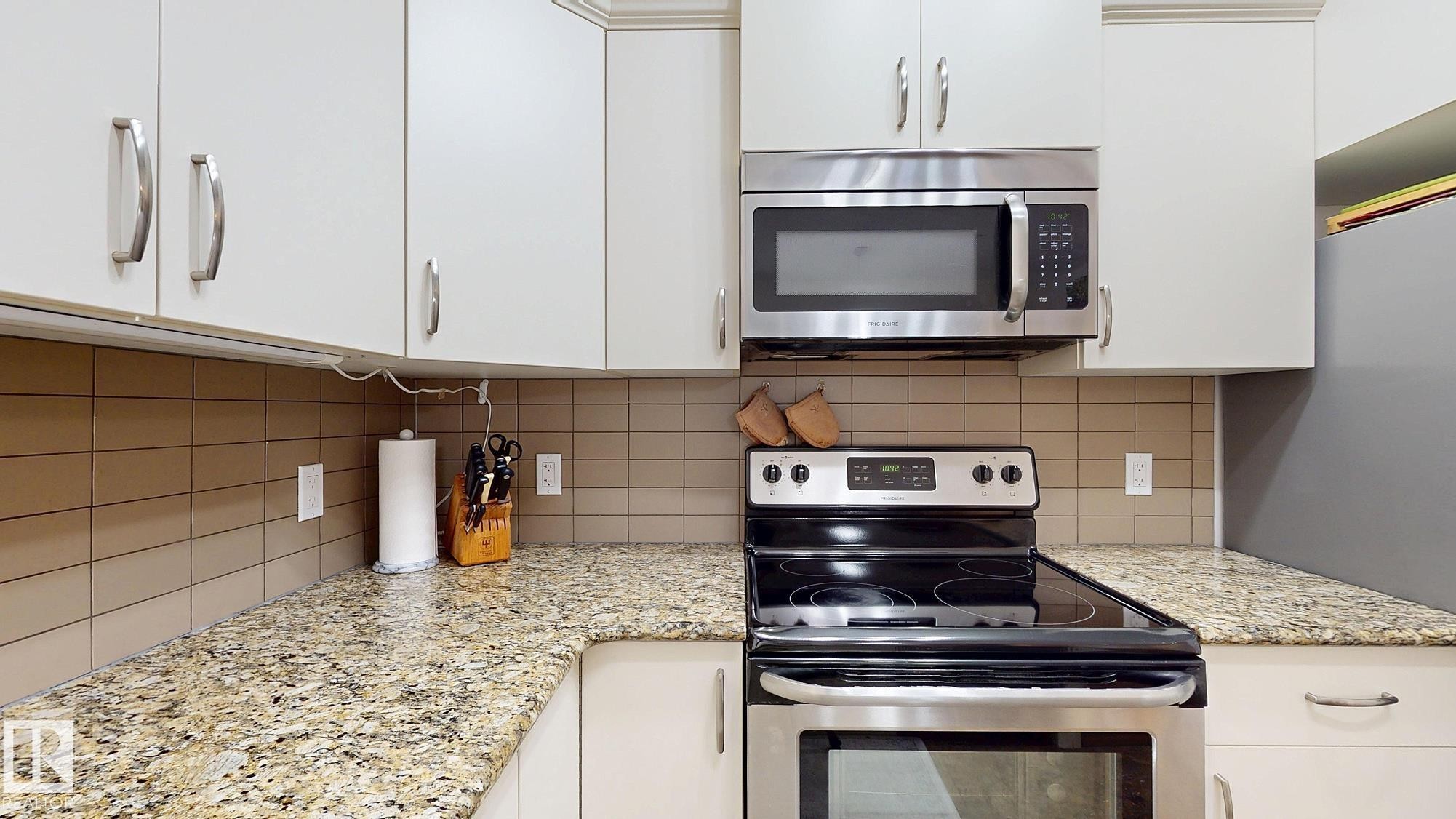 #313 511 Queen St, Spruce Grove, AB - Indoor Photo Showing Kitchen With Upgraded Kitchen