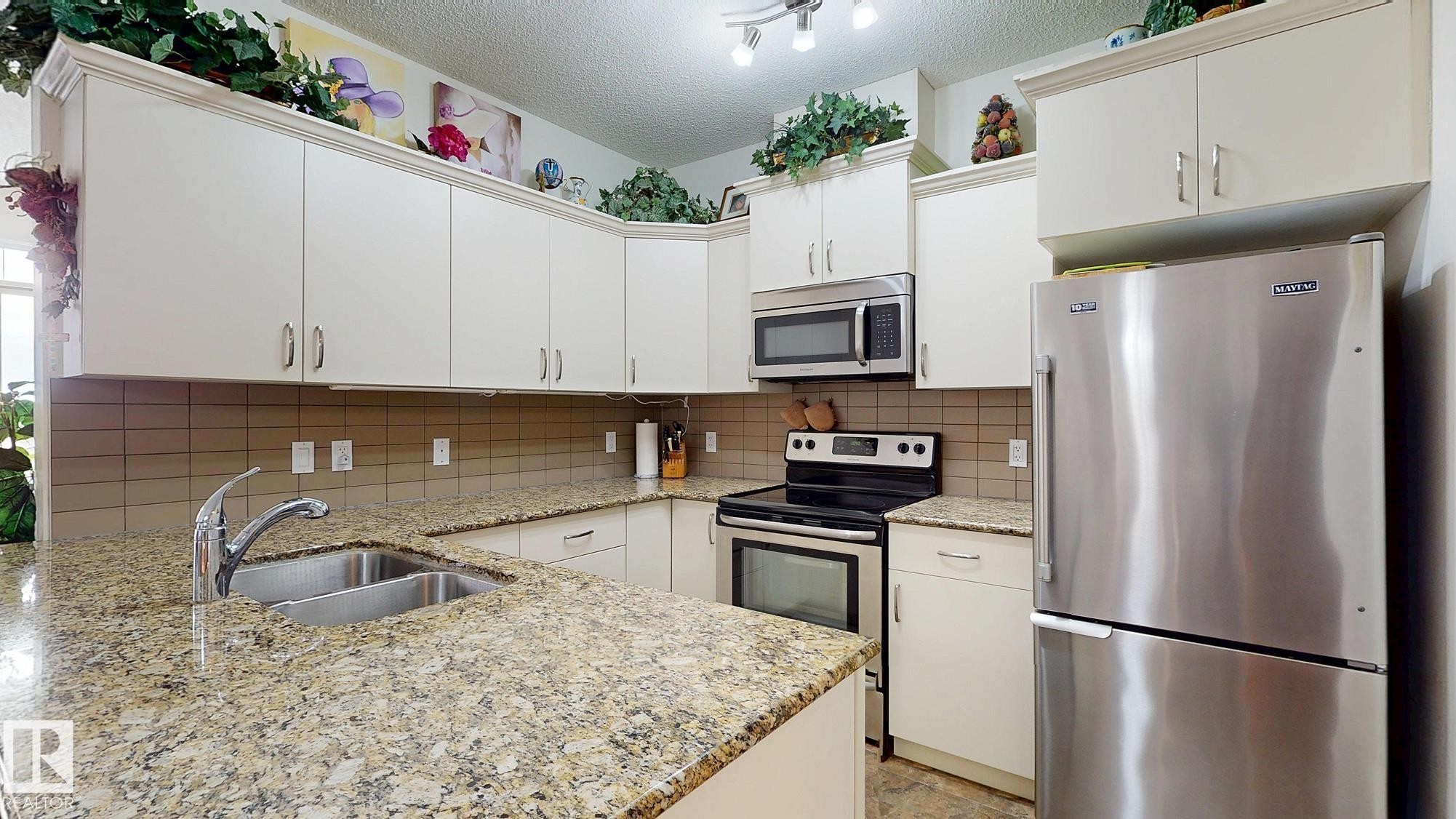 #313 511 Queen St, Spruce Grove, AB - Indoor Photo Showing Kitchen With Stainless Steel Kitchen With Double Sink With Upgraded Kitchen