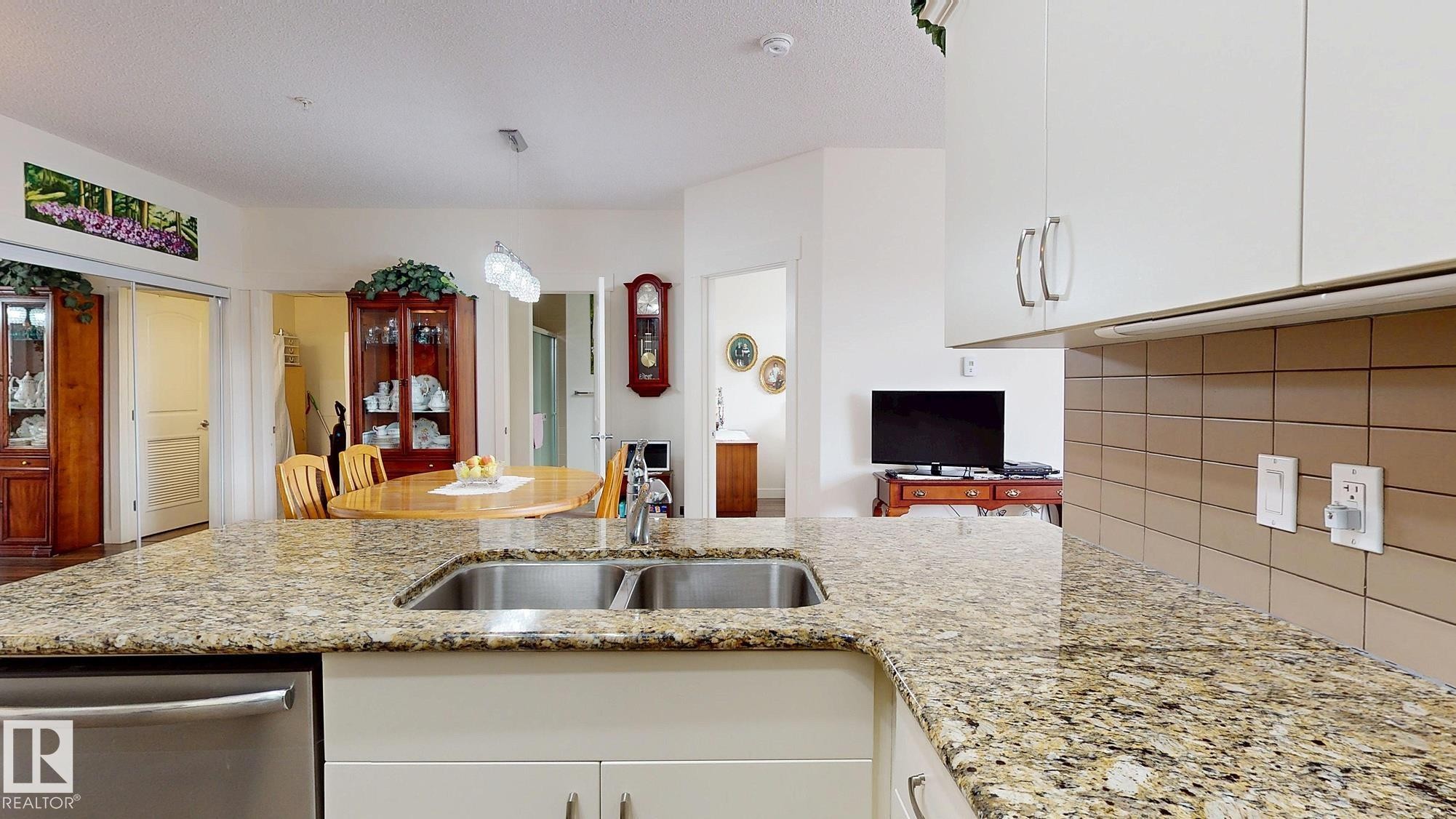 #313 511 Queen St, Spruce Grove, AB - Indoor Photo Showing Kitchen With Double Sink