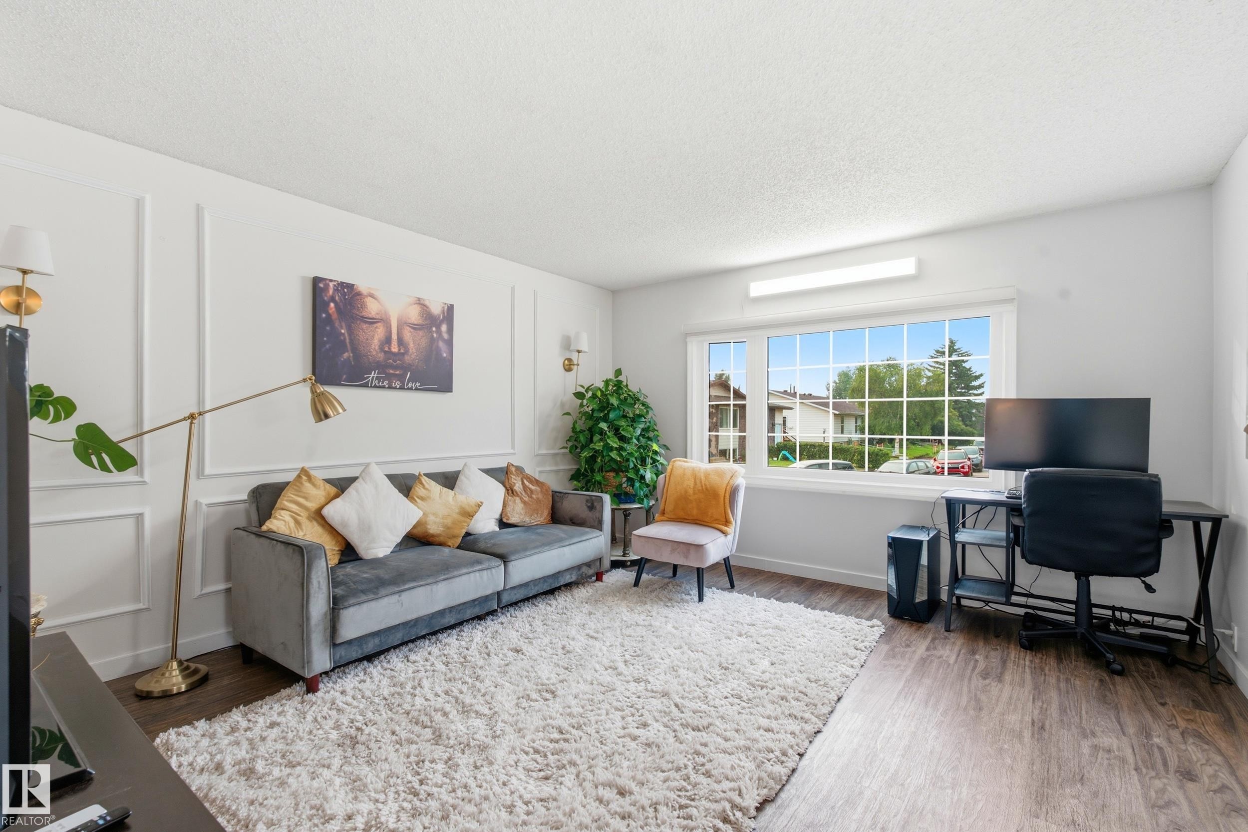 5303 21 Avenue Nw, Edmonton, AB - Indoor Photo Showing Living Room