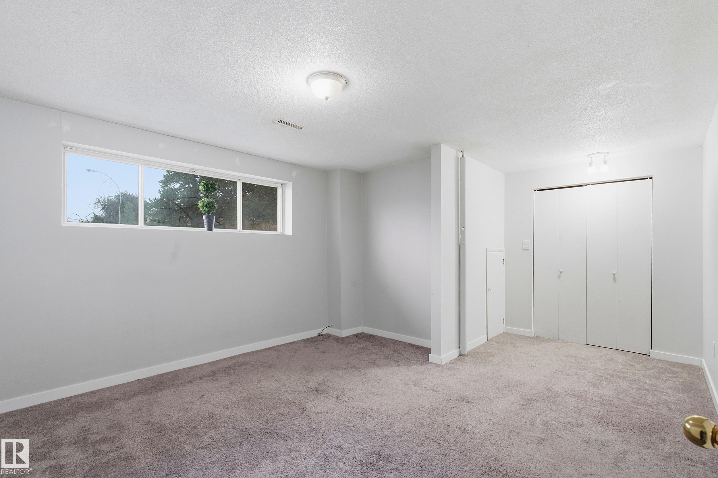 5303 21 Avenue Nw, Edmonton, AB - Indoor Photo Showing Other Room