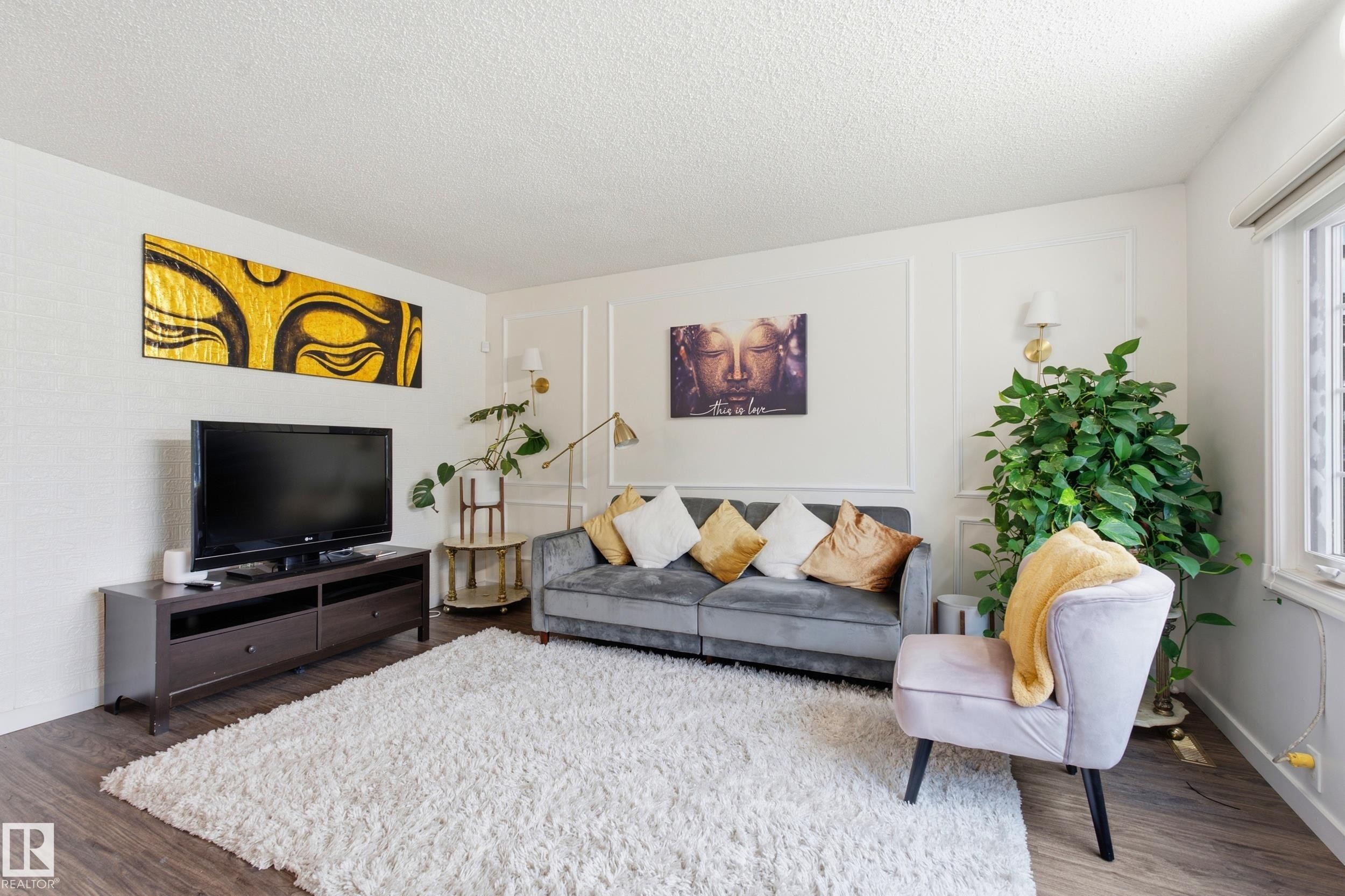 5303 21 Avenue Nw, Edmonton, AB - Indoor Photo Showing Living Room