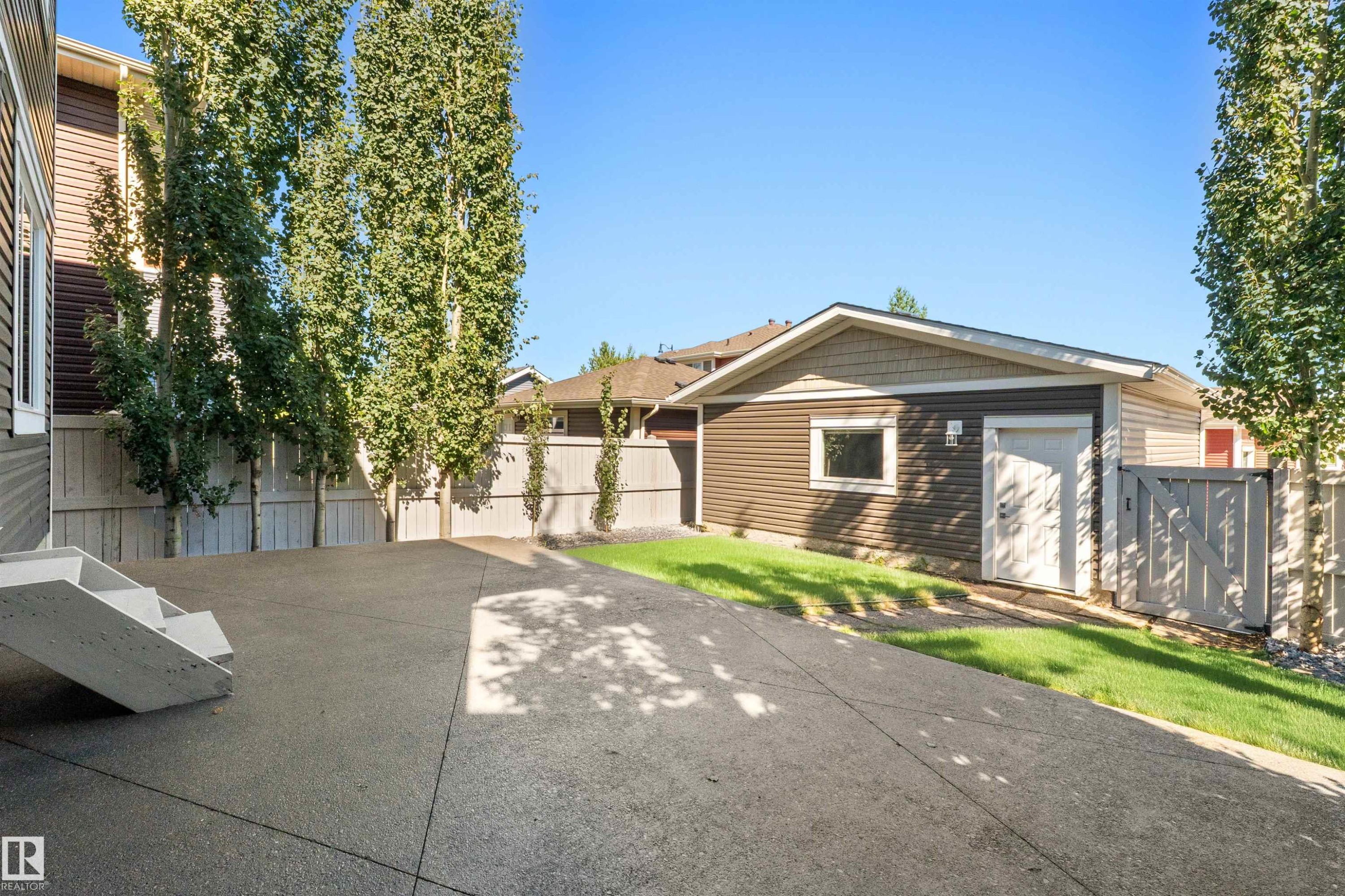 Expansive concrete patio with integrated steps - 2585 Pegasus Boulevard Nw, Edmonton, AB