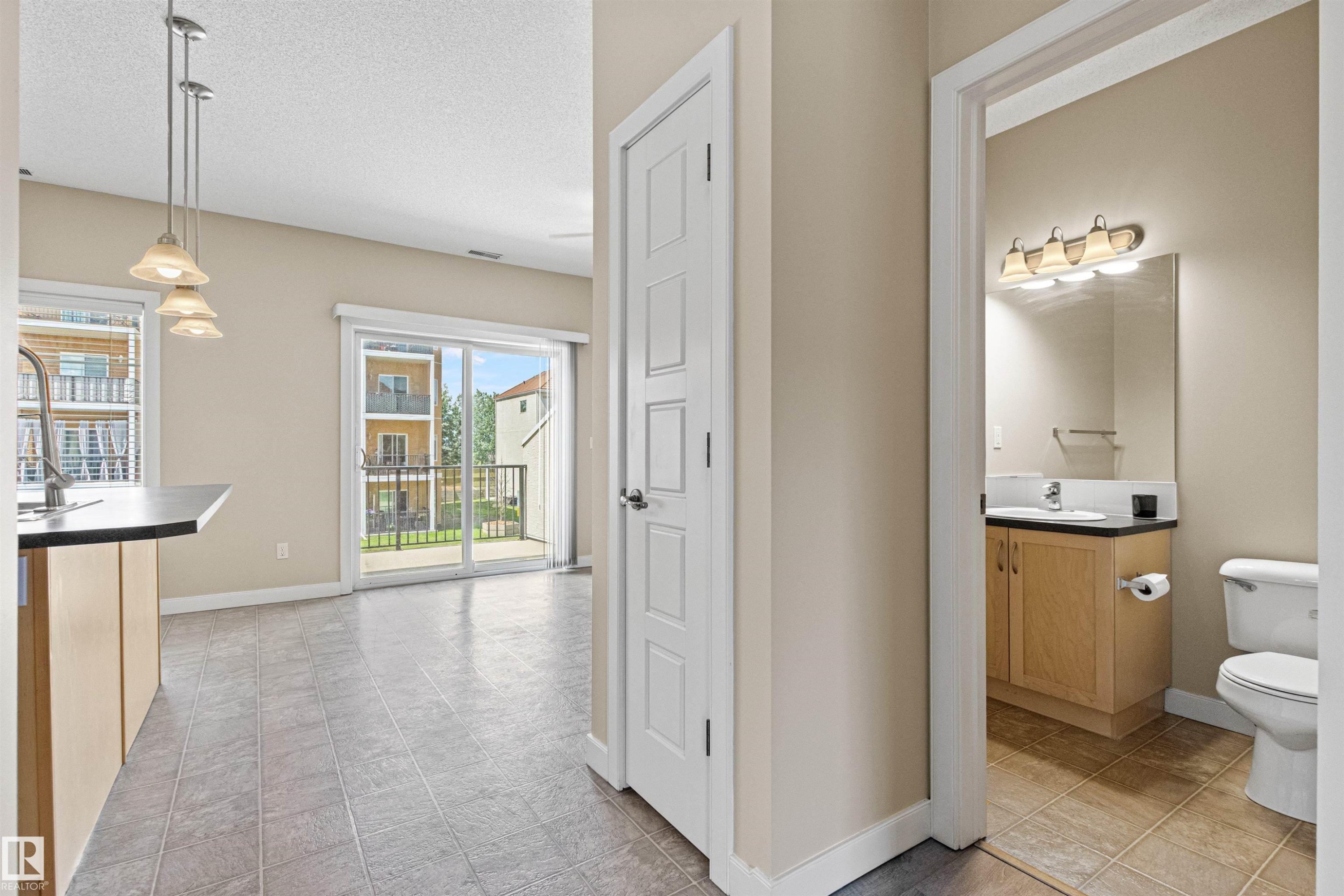 #39 13825 155 Av Nw, Edmonton, AB - Indoor Photo Showing Bathroom