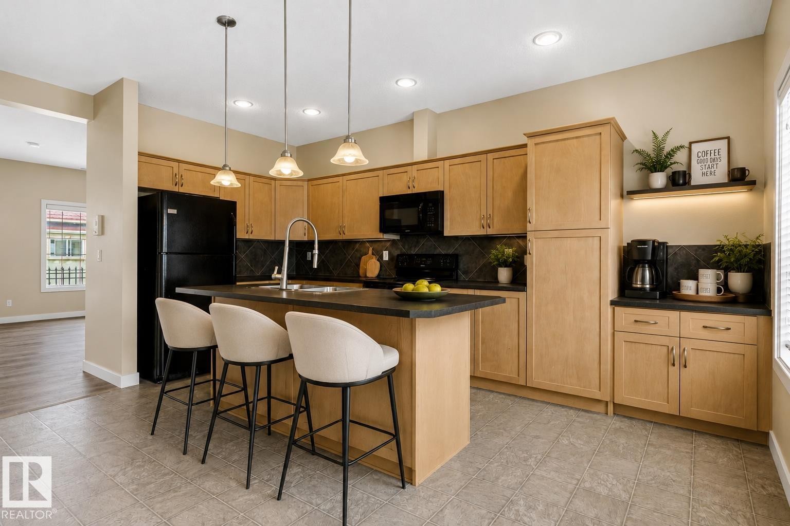 #39 13825 155 Av Nw, Edmonton, AB - Indoor Photo Showing Kitchen