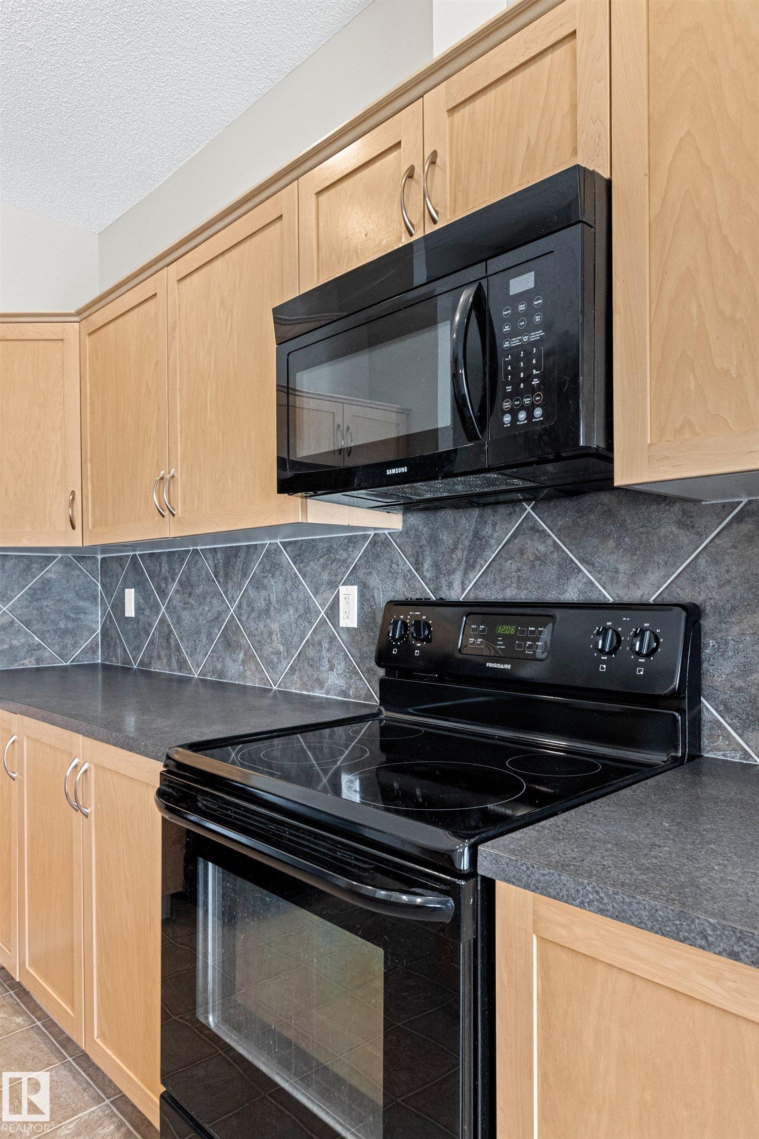#39 13825 155 Av Nw, Edmonton, AB - Indoor Photo Showing Kitchen