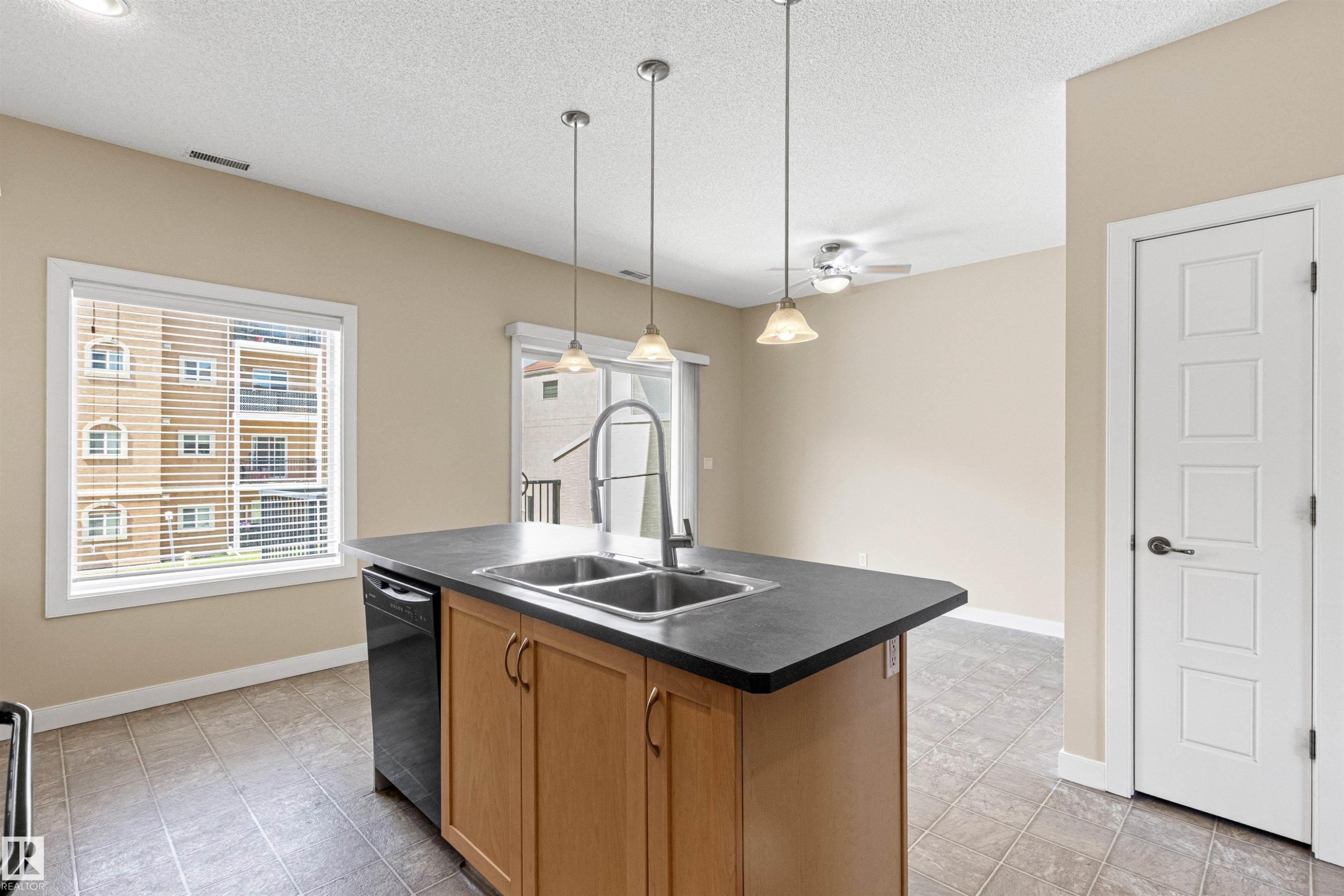 #39 13825 155 Av Nw, Edmonton, AB - Indoor Photo Showing Kitchen With Double Sink