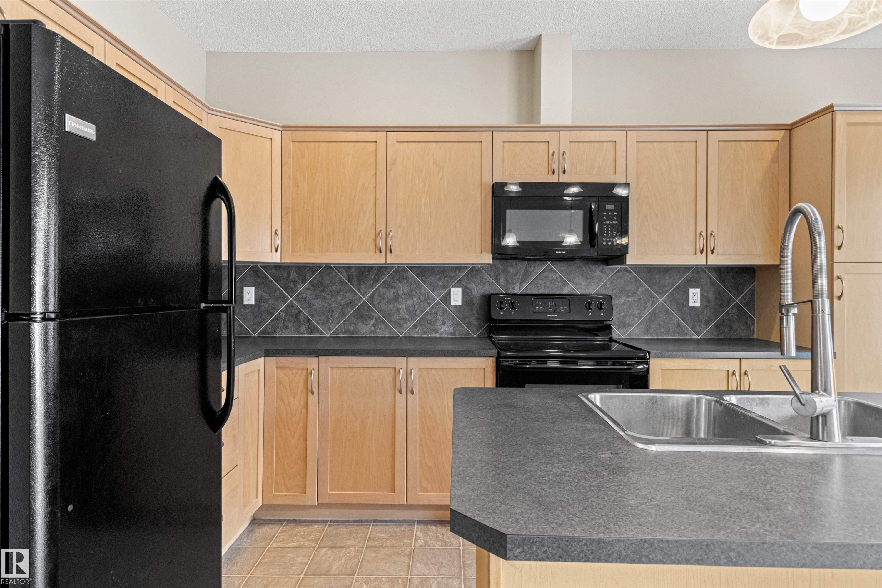 #39 13825 155 Av Nw, Edmonton, AB - Indoor Photo Showing Kitchen With Double Sink