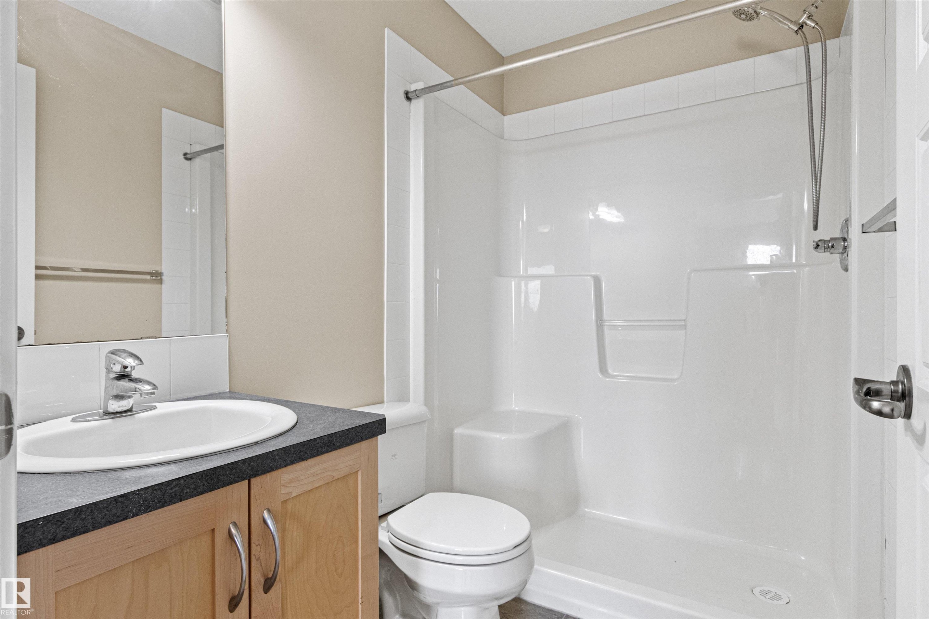 #39 13825 155 Av Nw, Edmonton, AB - Indoor Photo Showing Bathroom